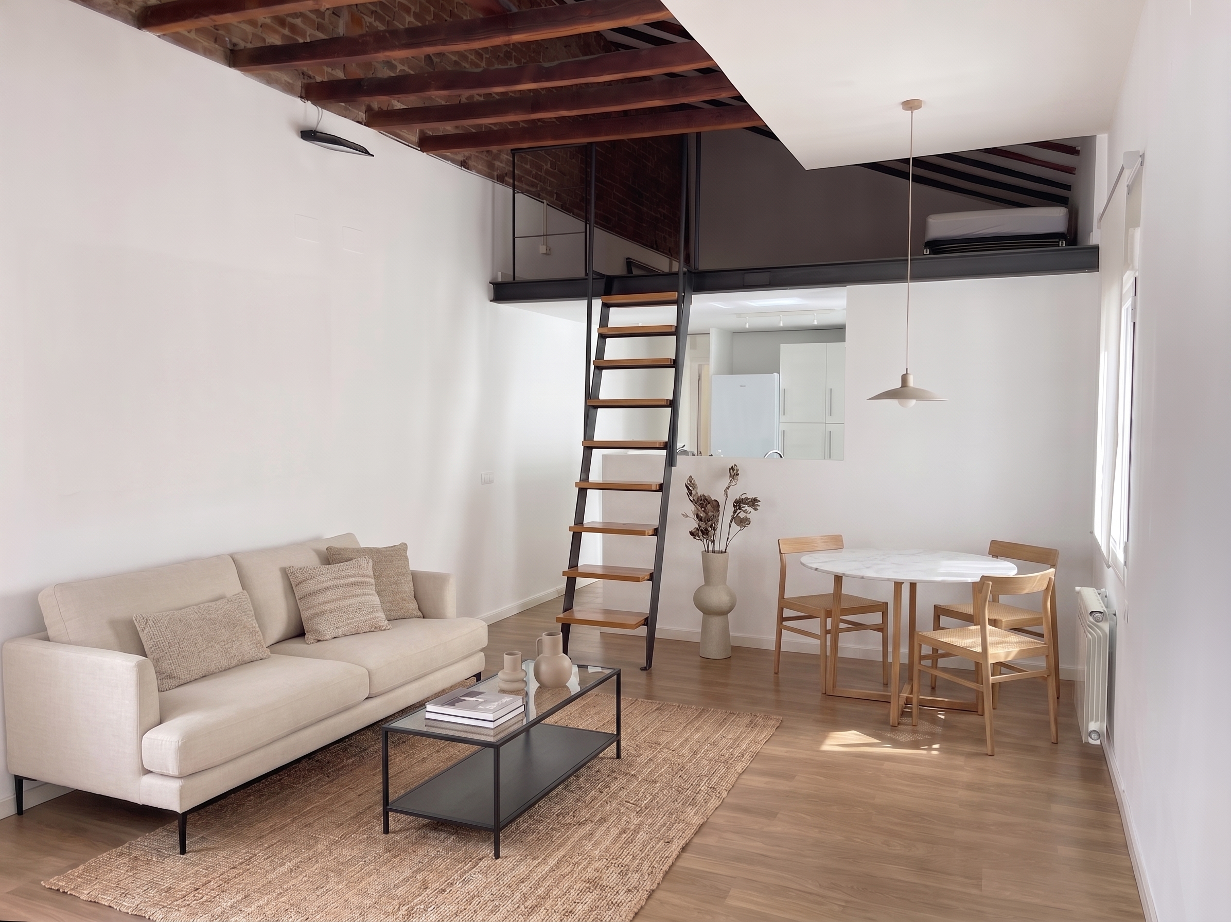 Charming apartment in Salamanca with 2 bedrooms, study, and terrace for rent