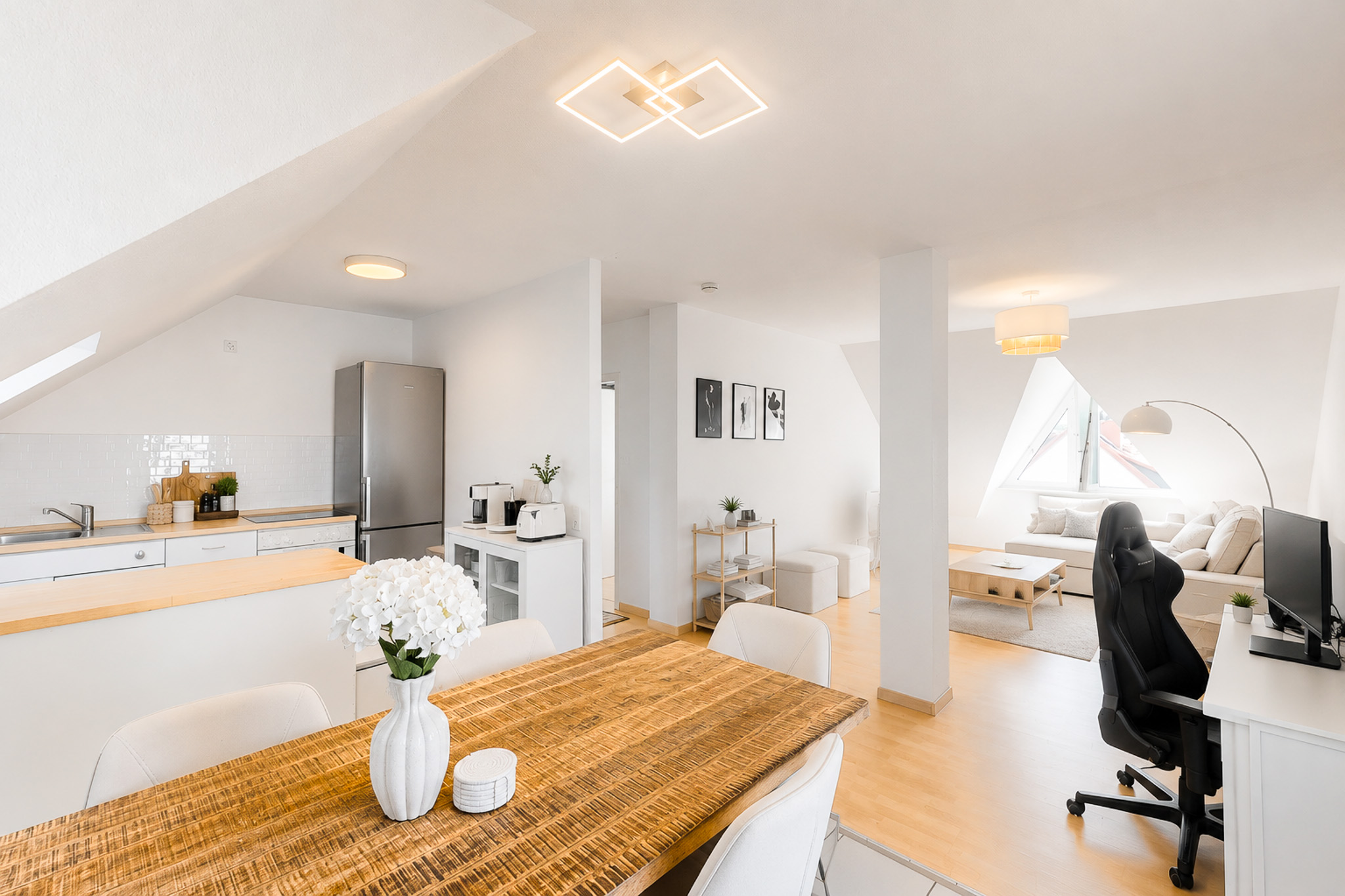 Moderne, lichtdurchflutete Dachgeschosswohnung in Erbenheim!