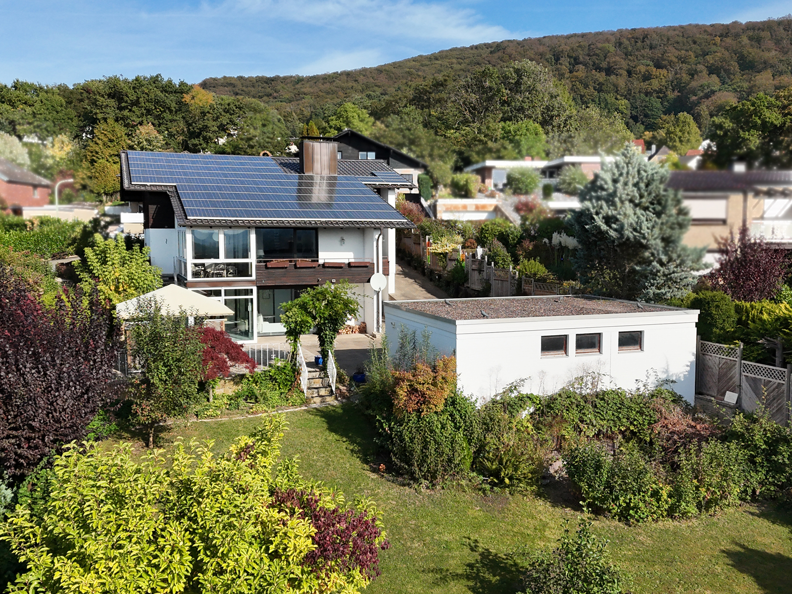 Wohnen mit Weitblick – Großzügiges Architektenhaus mit separatem Bürobereich