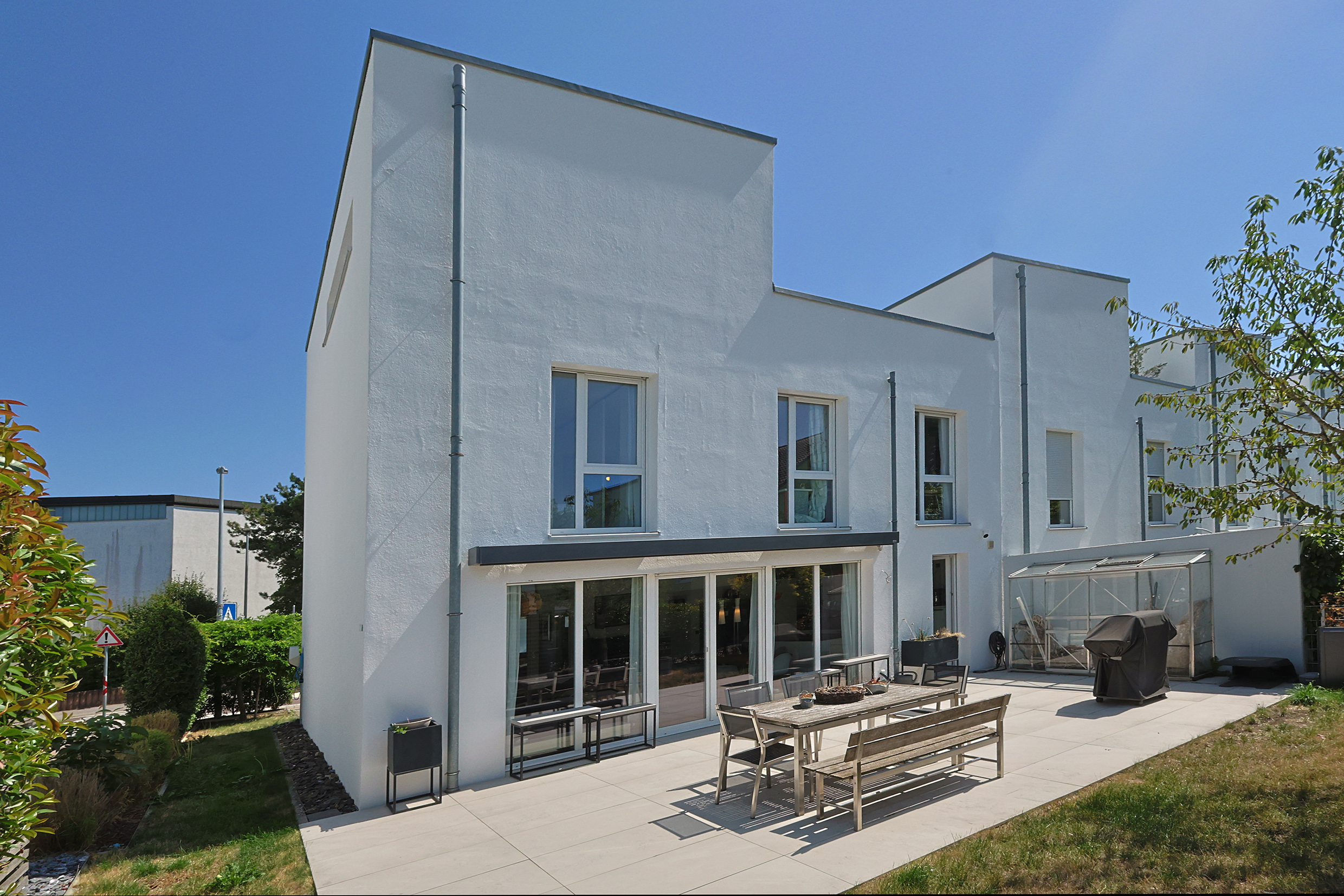 Modernes Wohnen mit Garten und Dachterrasse