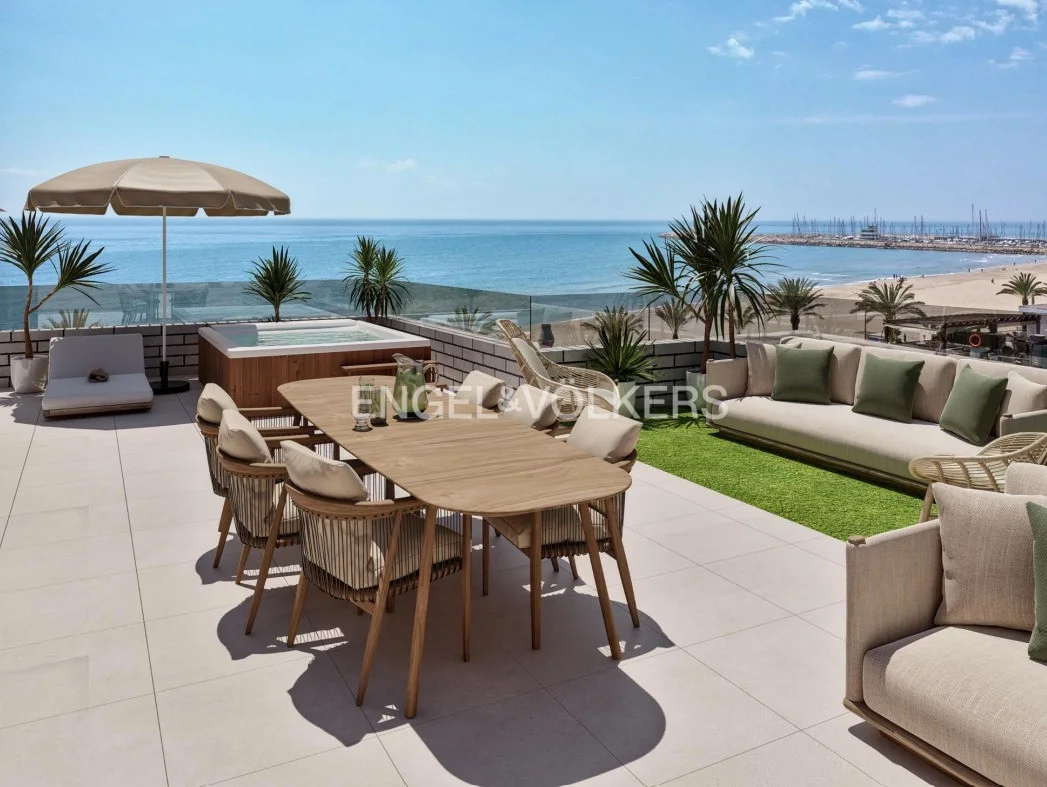 Àtic dúplex amb vistes al mar i terrasses de 59 m2