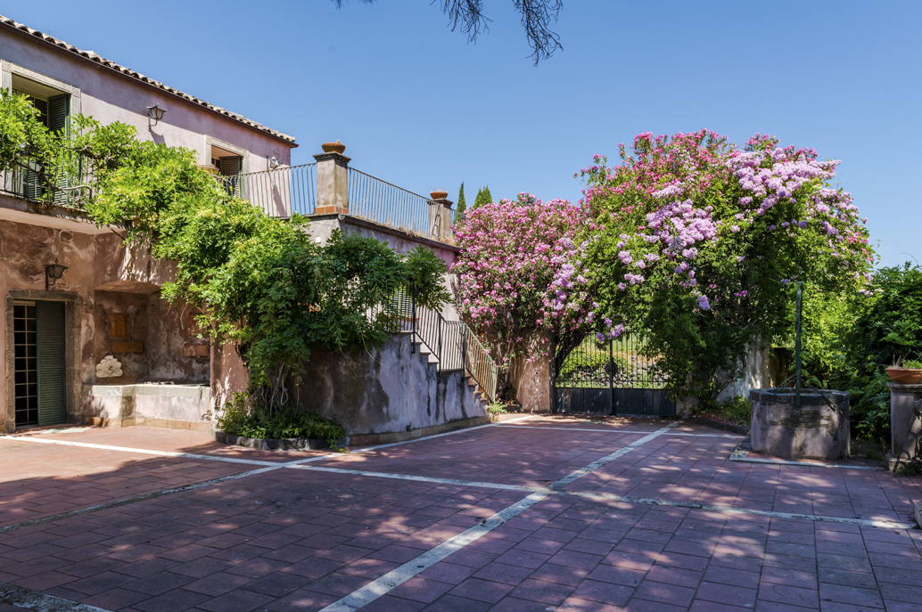 Exclusive manor house  with swimming pool on the slopes of Mount Etna