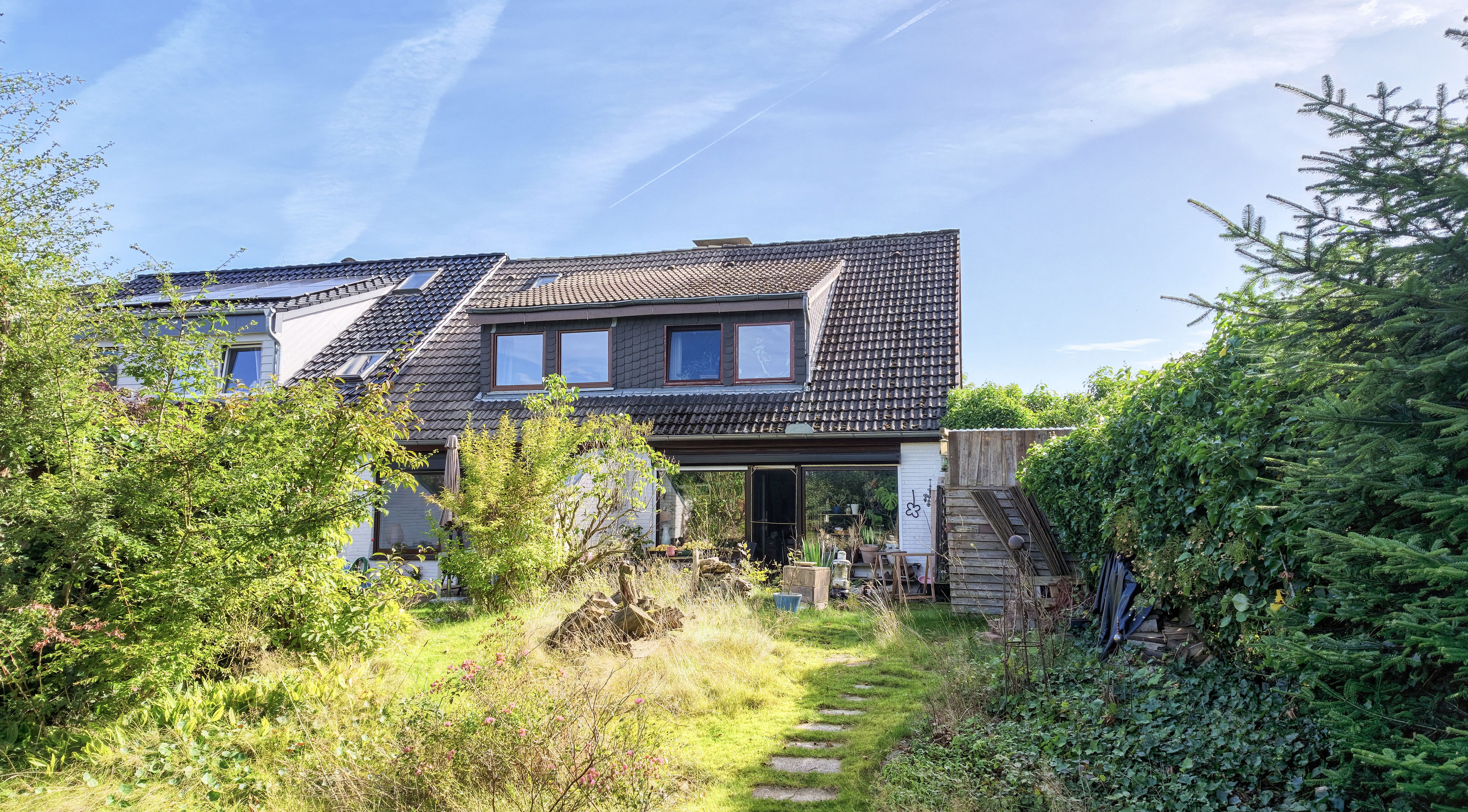 Reihenendhaus mit großem Grundstück und erheblichem Entwicklungspotenzial in Flensburg