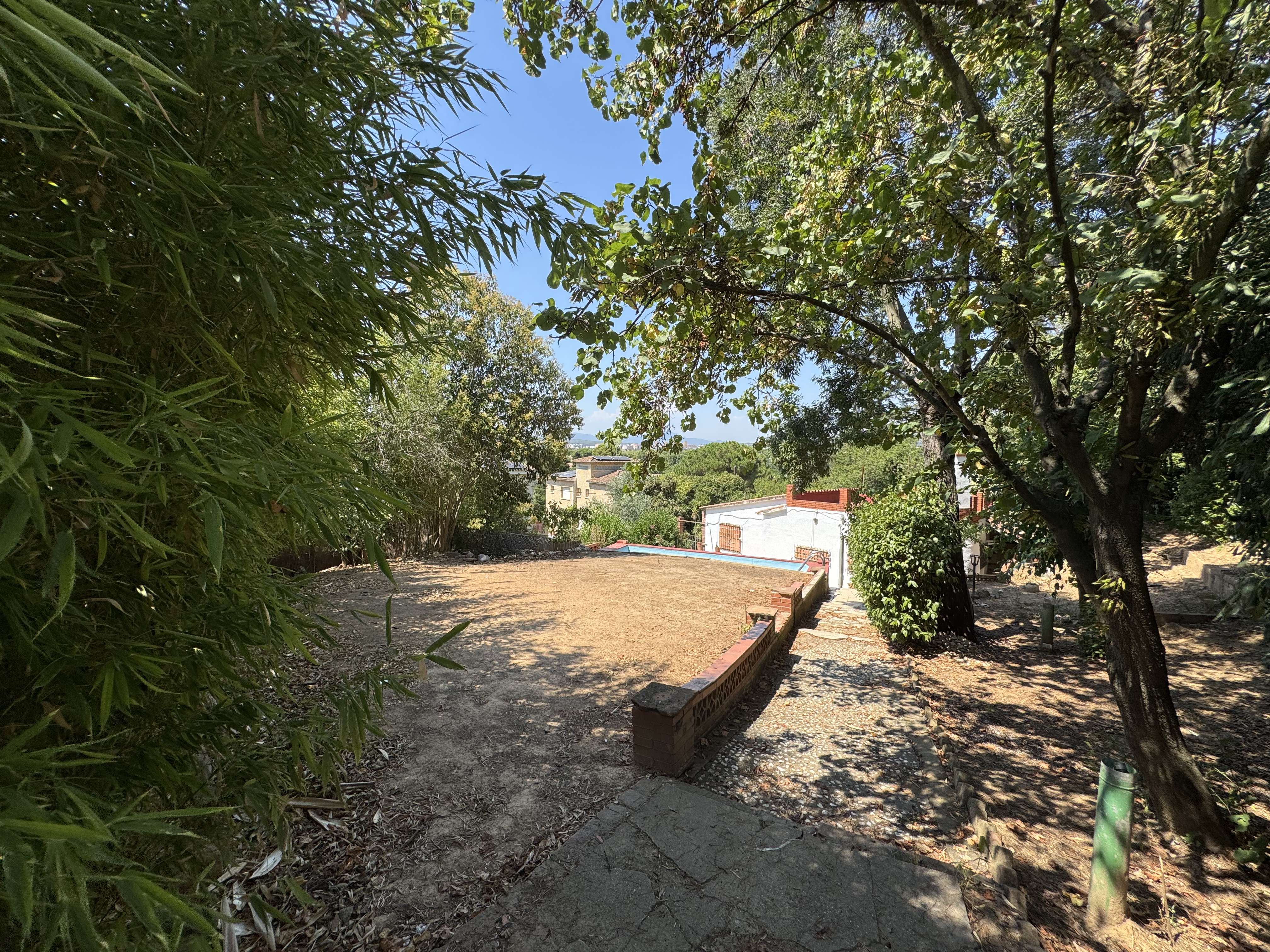 Exclusive 700 m² plot in Mira-sol with great building potential