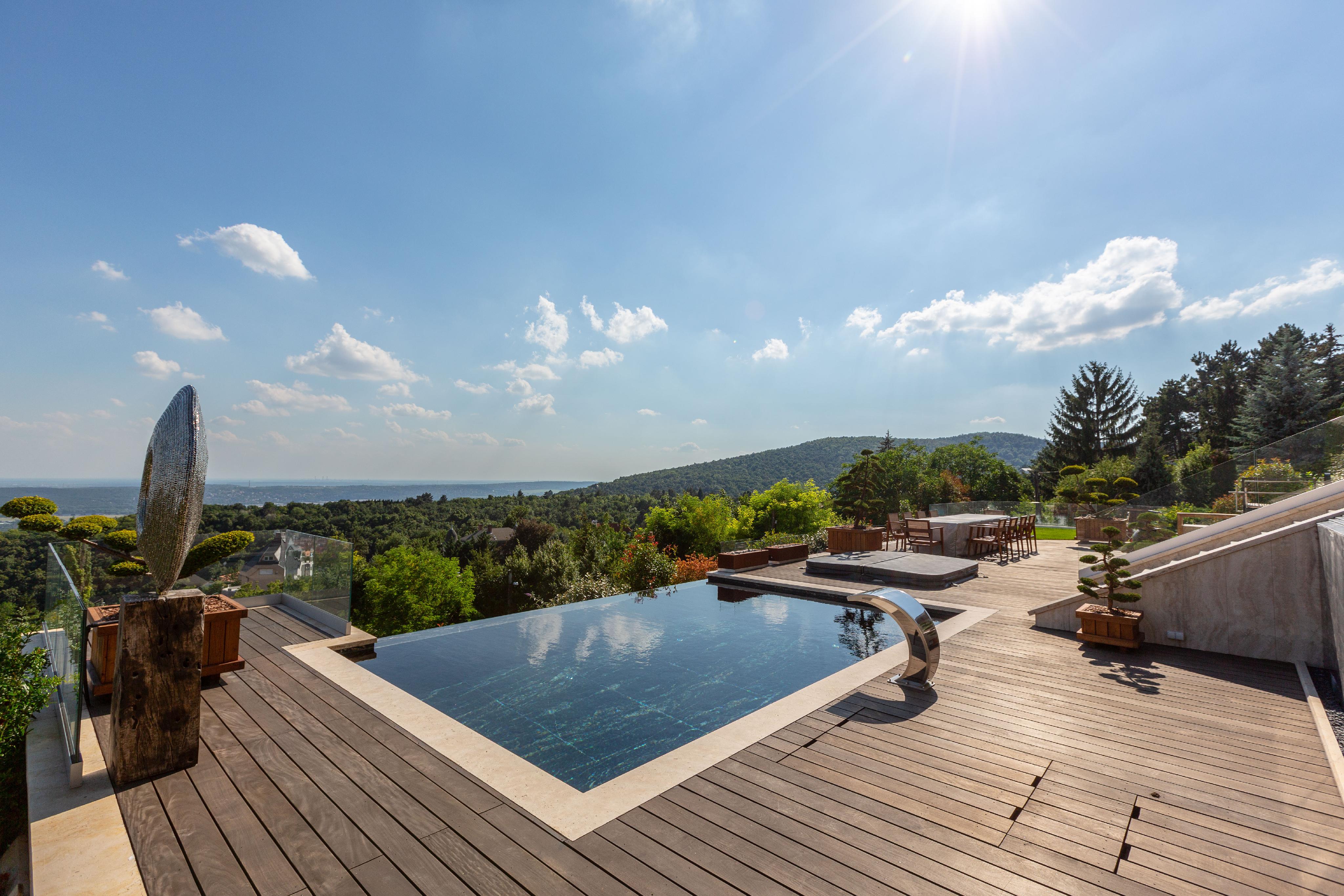 Like-new classic elegance and luxury on Széchenyi Hill