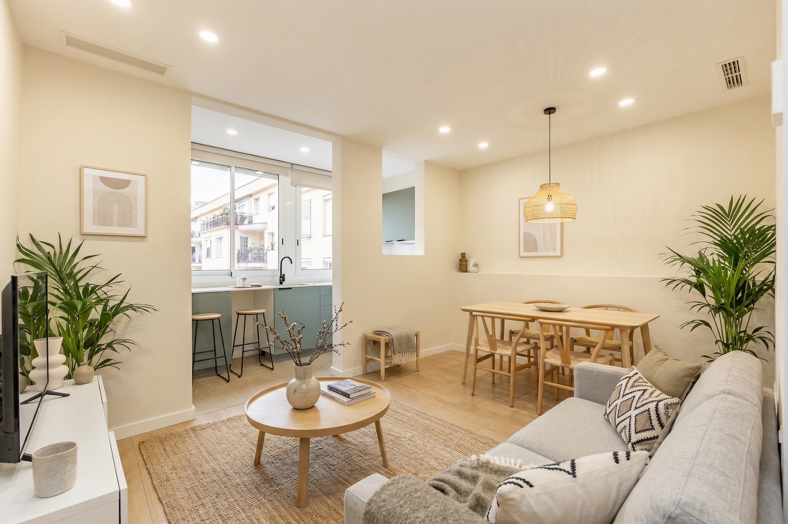 Brand new renovated apartment with dual orientation and balcony in Sant Gervasi