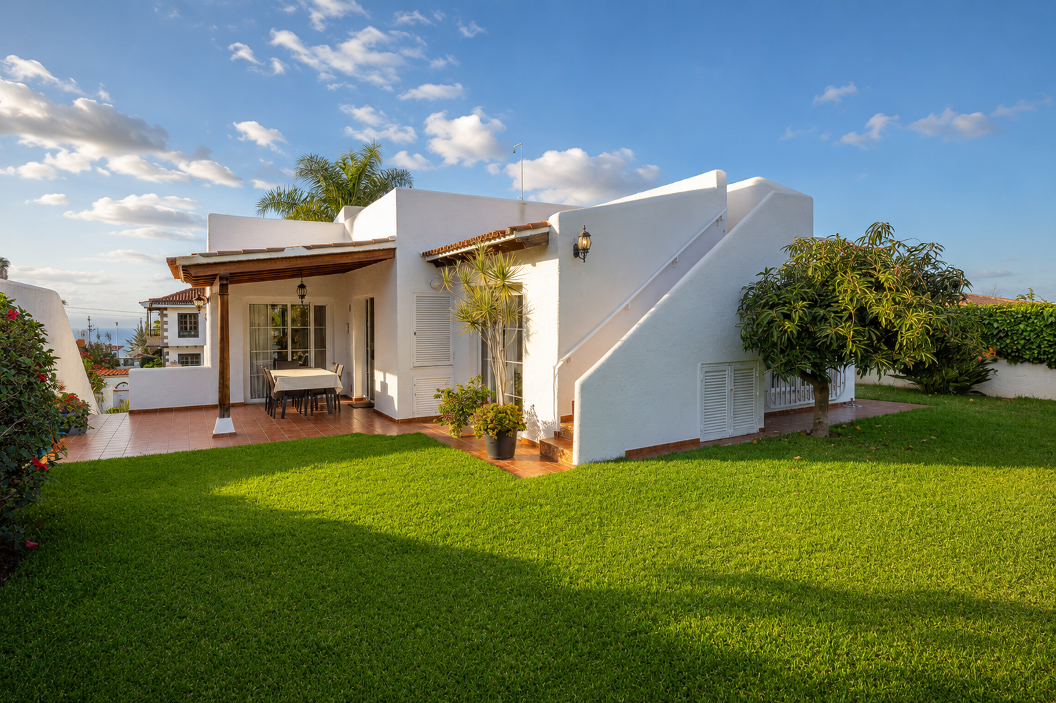 Villa with separate apartment, guest house and private garden in San Nicolás
