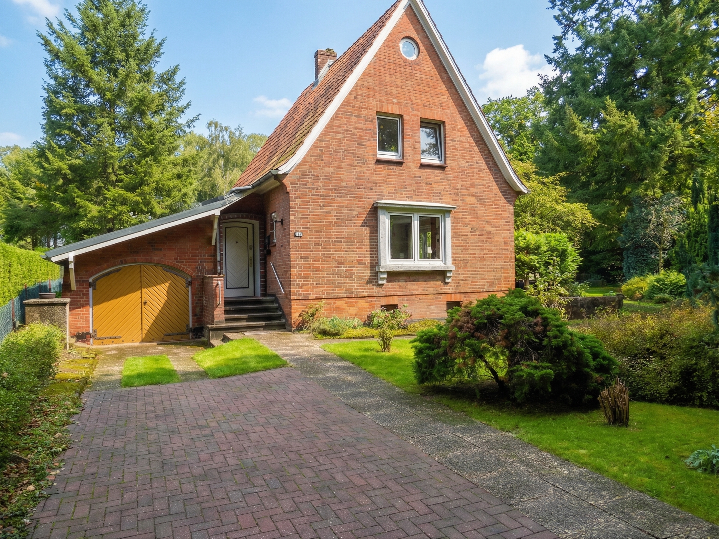 Charmantes, kleines, sanierungsbedürftiges Haus aus den 50`ern auf großem Grundstück.