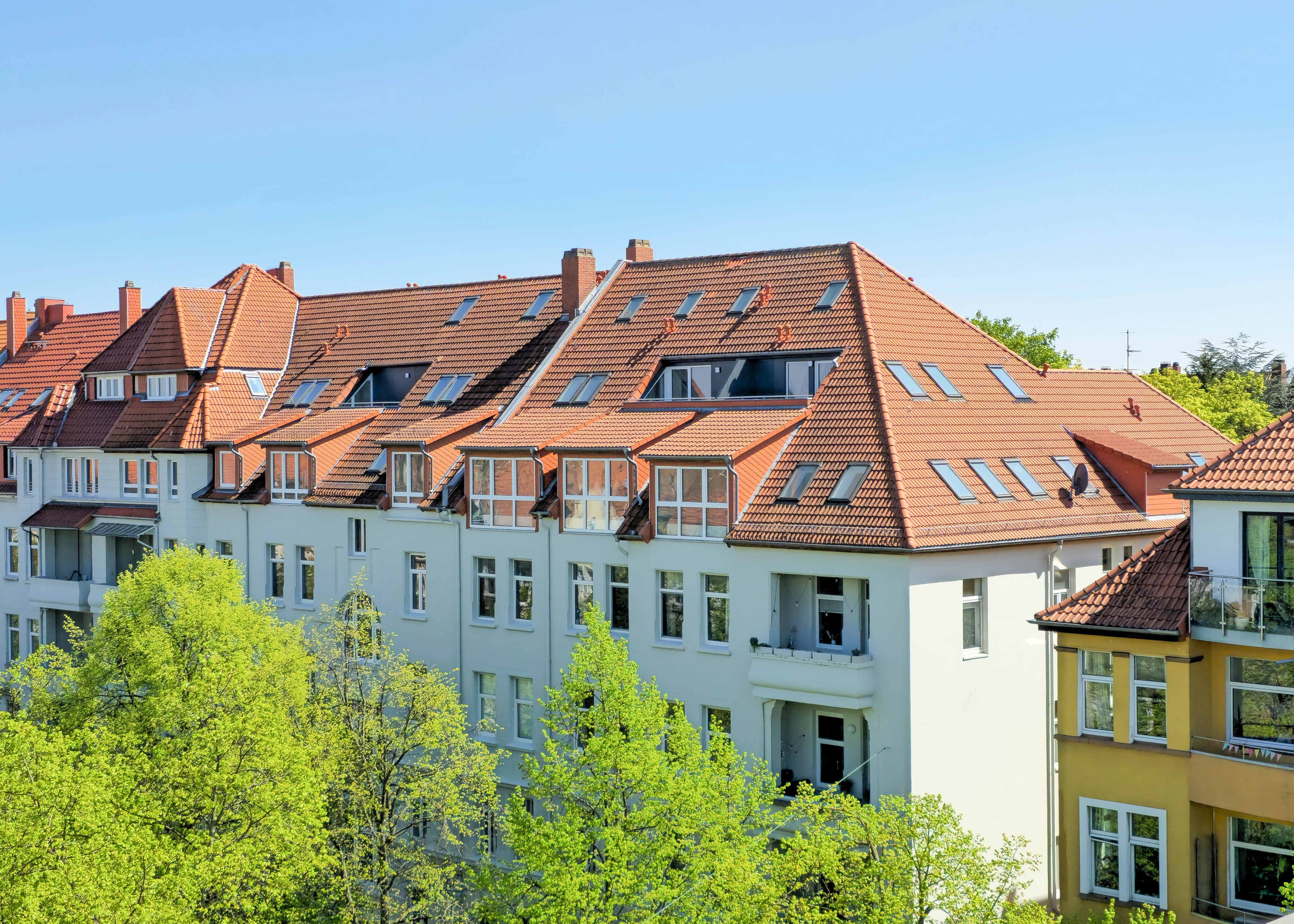Urban Living: Moderne Wohnung mit offenem Wohnkonzept und großer Loggia