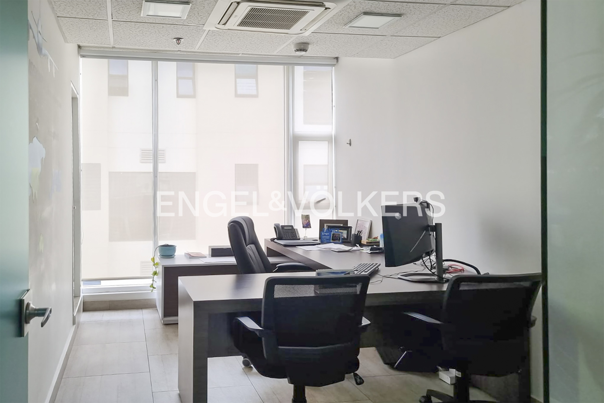 Oficina en obra blanca en arriendo