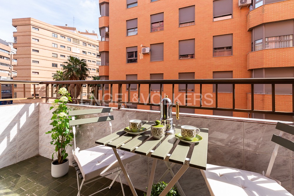 Beautiful sunny apartment for short term