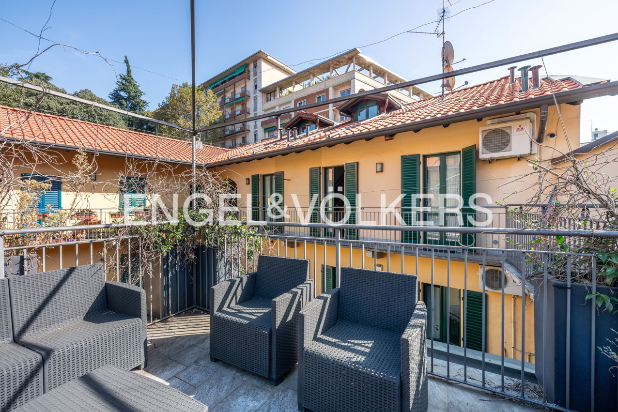 Curated three-room apartment in Lombard courtyard with beautiful terrace