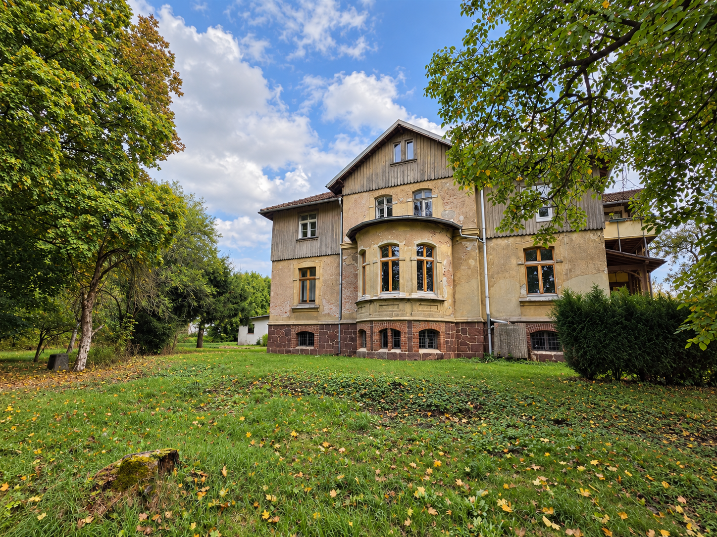 Historische Villa mit vier Wohneinheiten auf parkähnlichem Grundstück