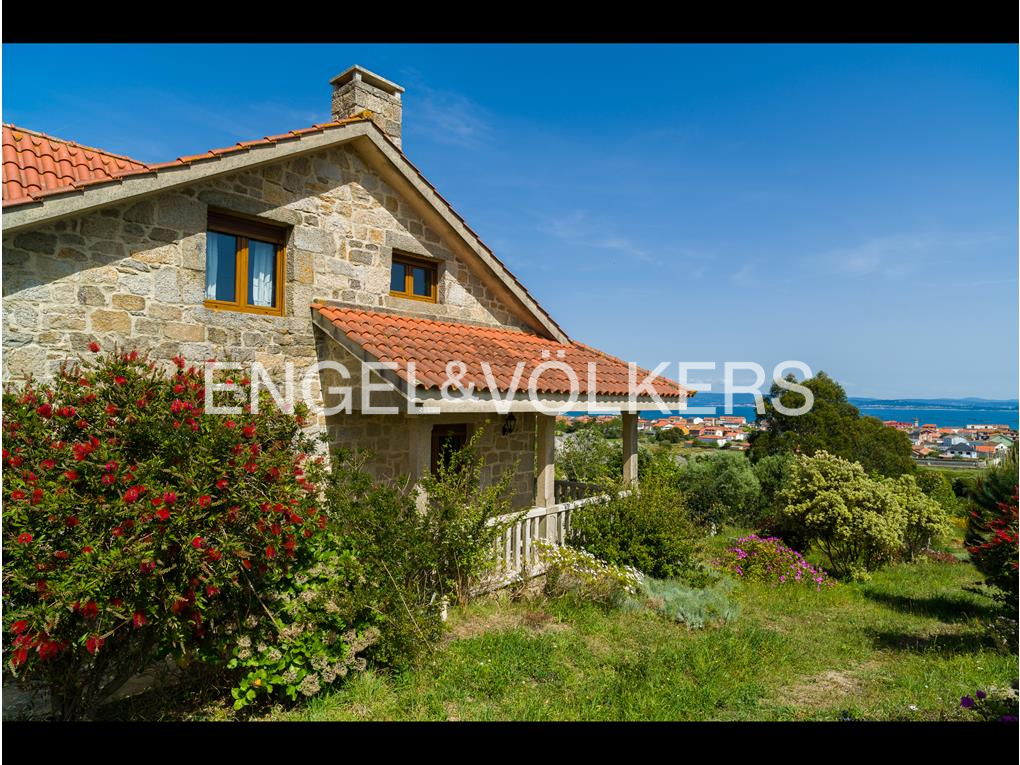 Casa con vistas al mar y licencia turística.