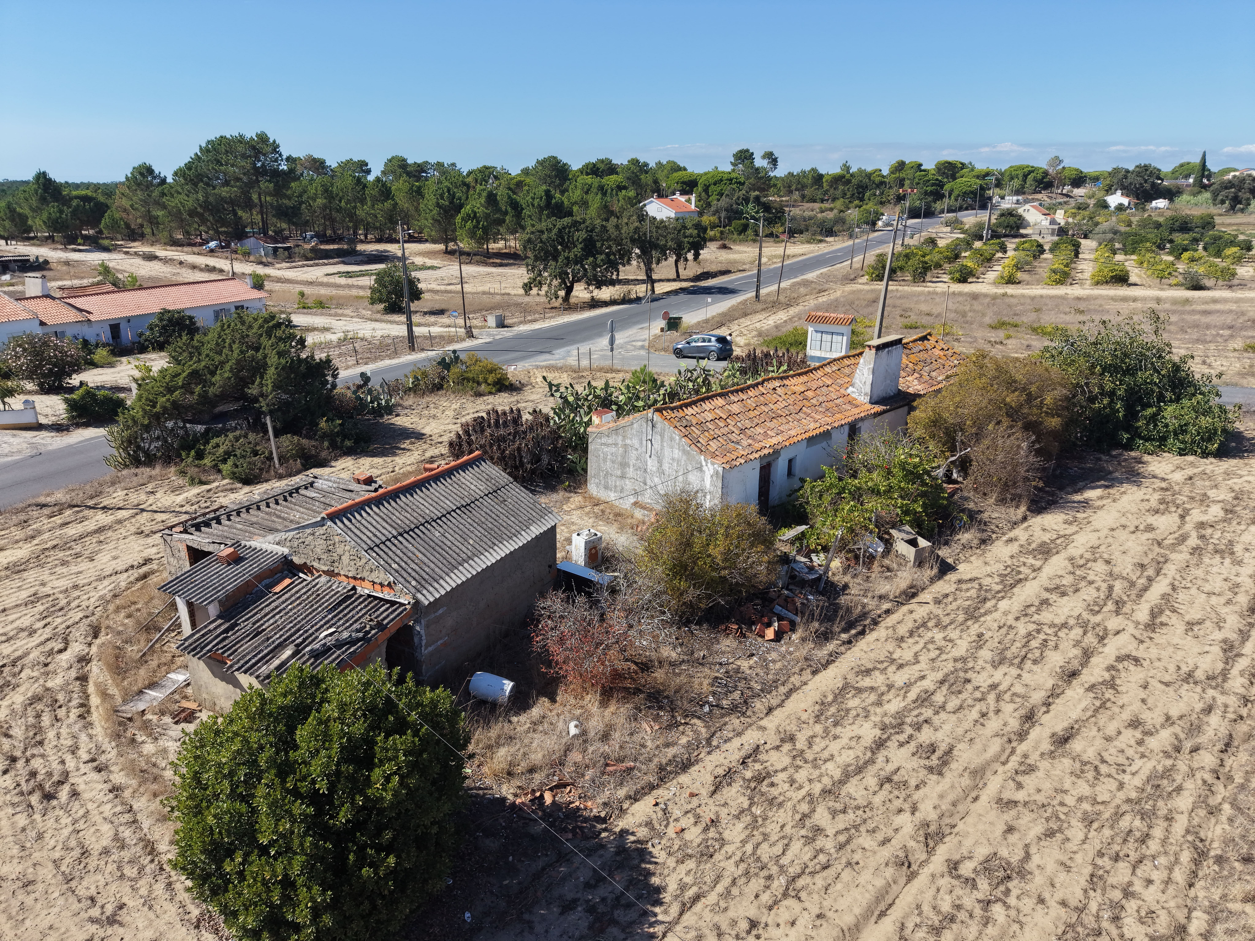 Land with ruins and potential for up to 200 m² in Melides