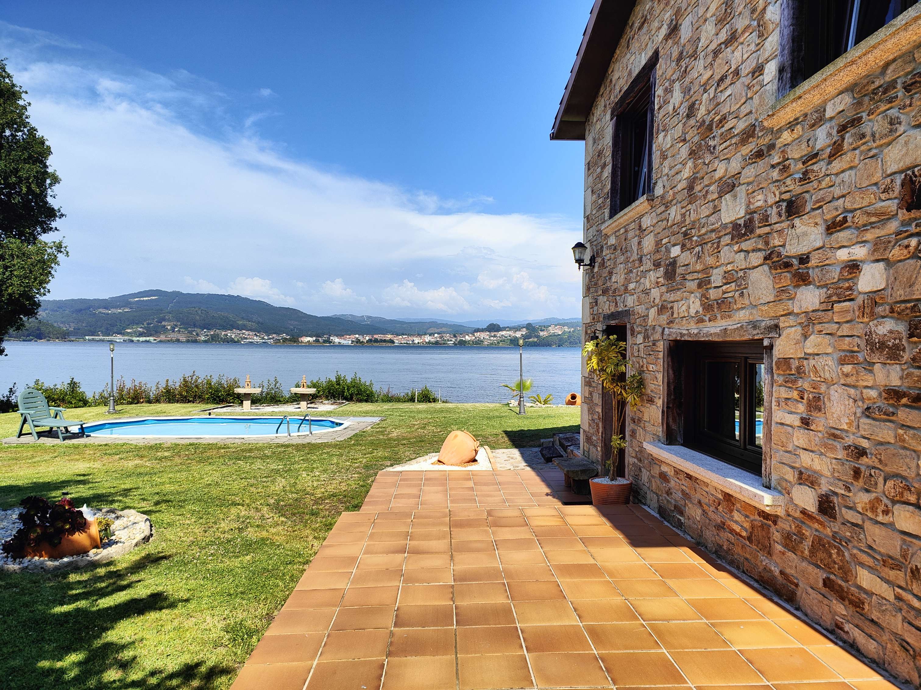 Casa con jardín, piscina y embarcadero en la Ensenada de Larache