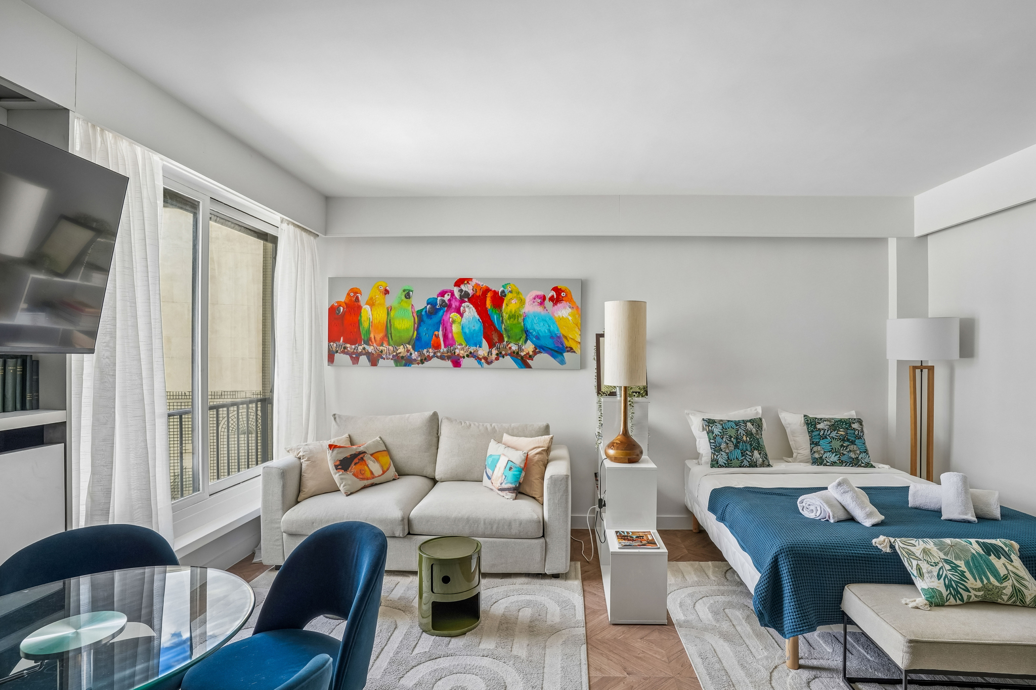 Champs-Élysées district – Quiet, bright, renovated studio on a high floor