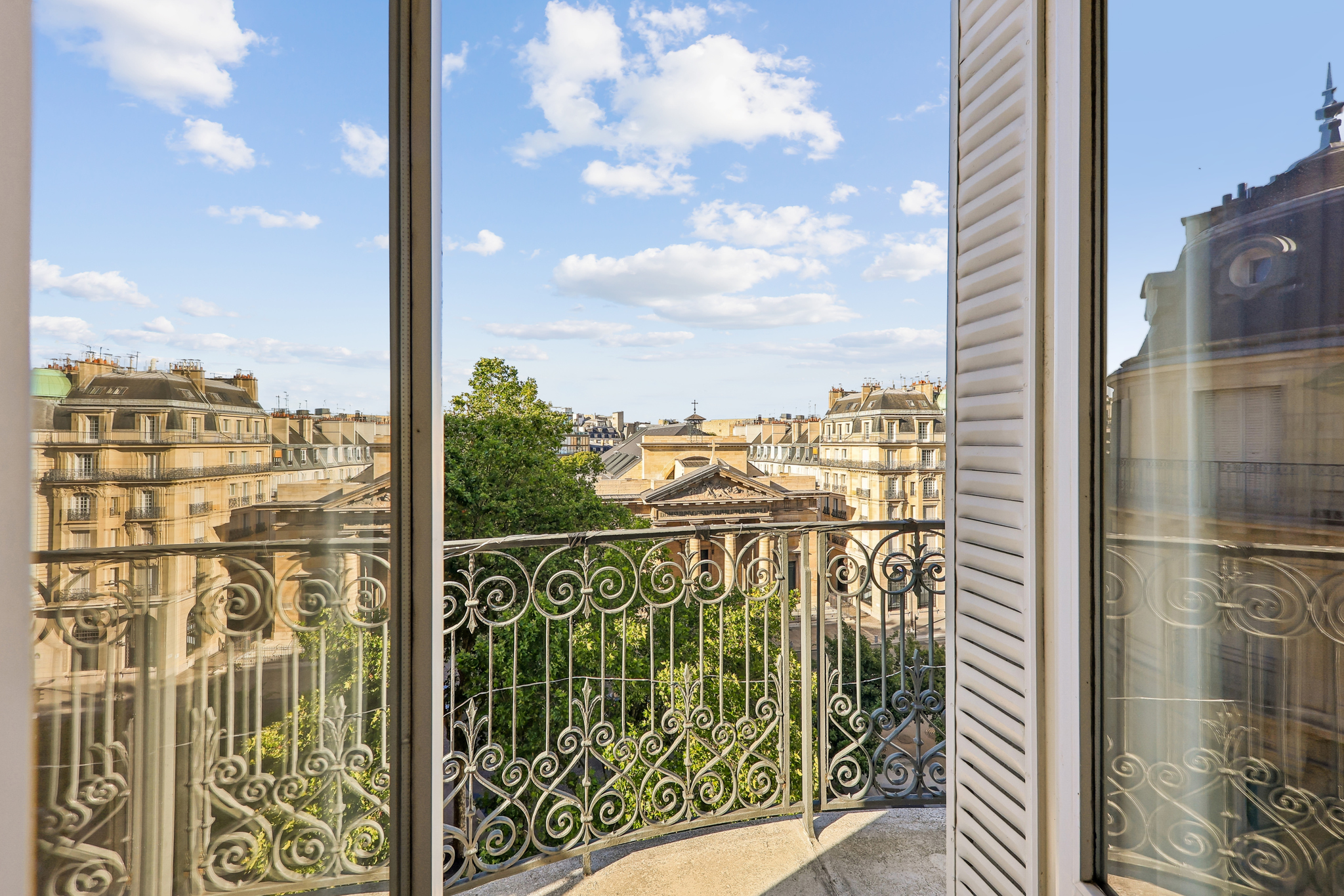 Exceptional Reception Apartment with Full-Length Balcony