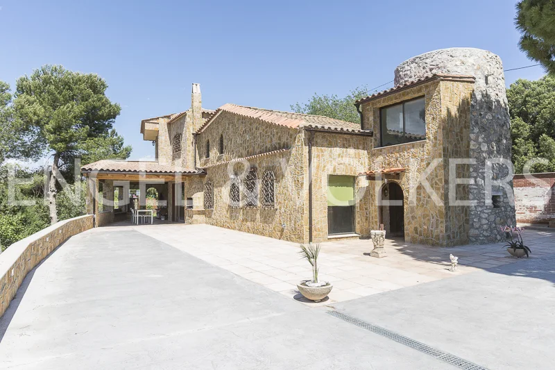 Charming villa with pool for sale in Sitges