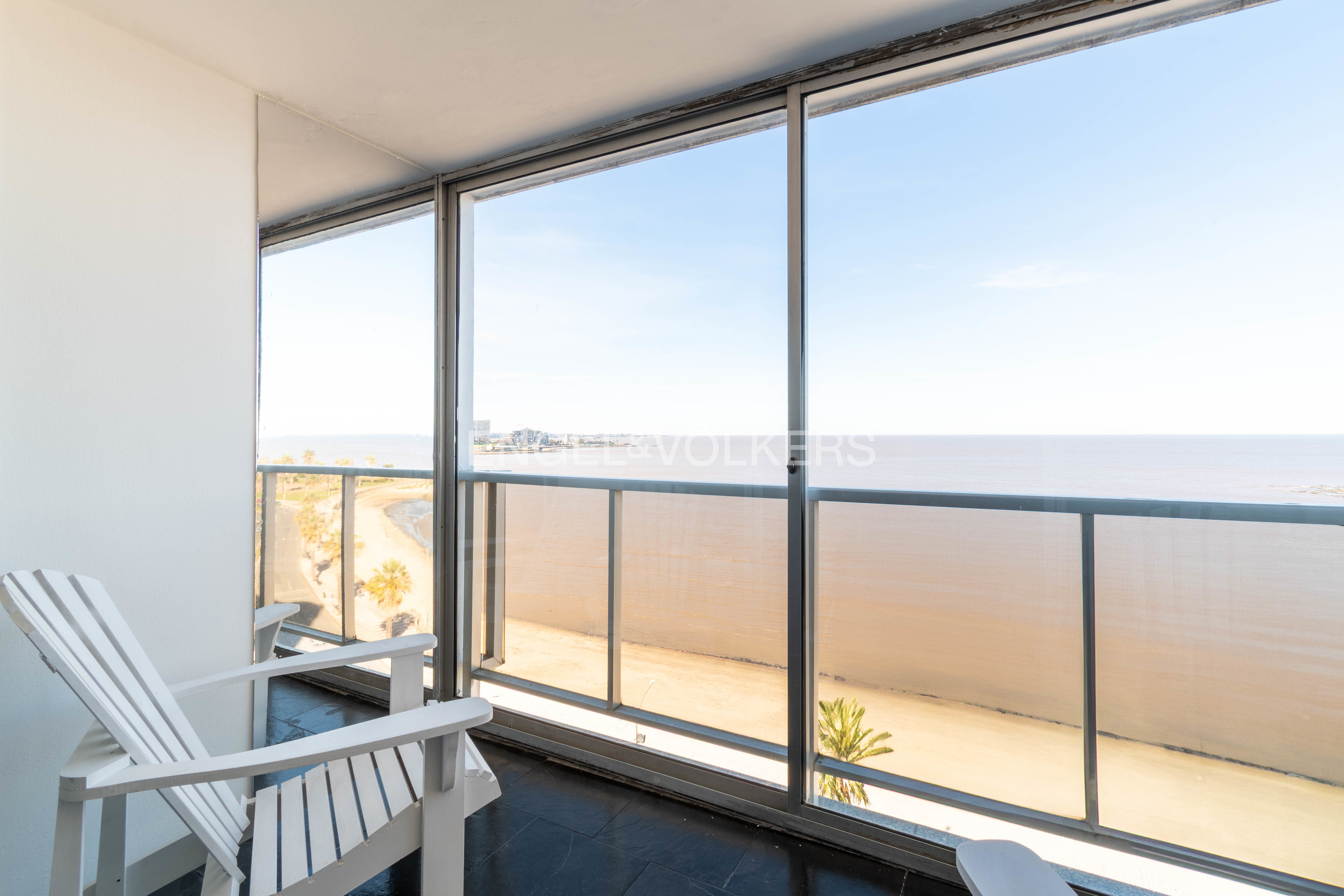 2-bedroom apartment for rent with spectacular view and garage, on Pocitos Promenade
