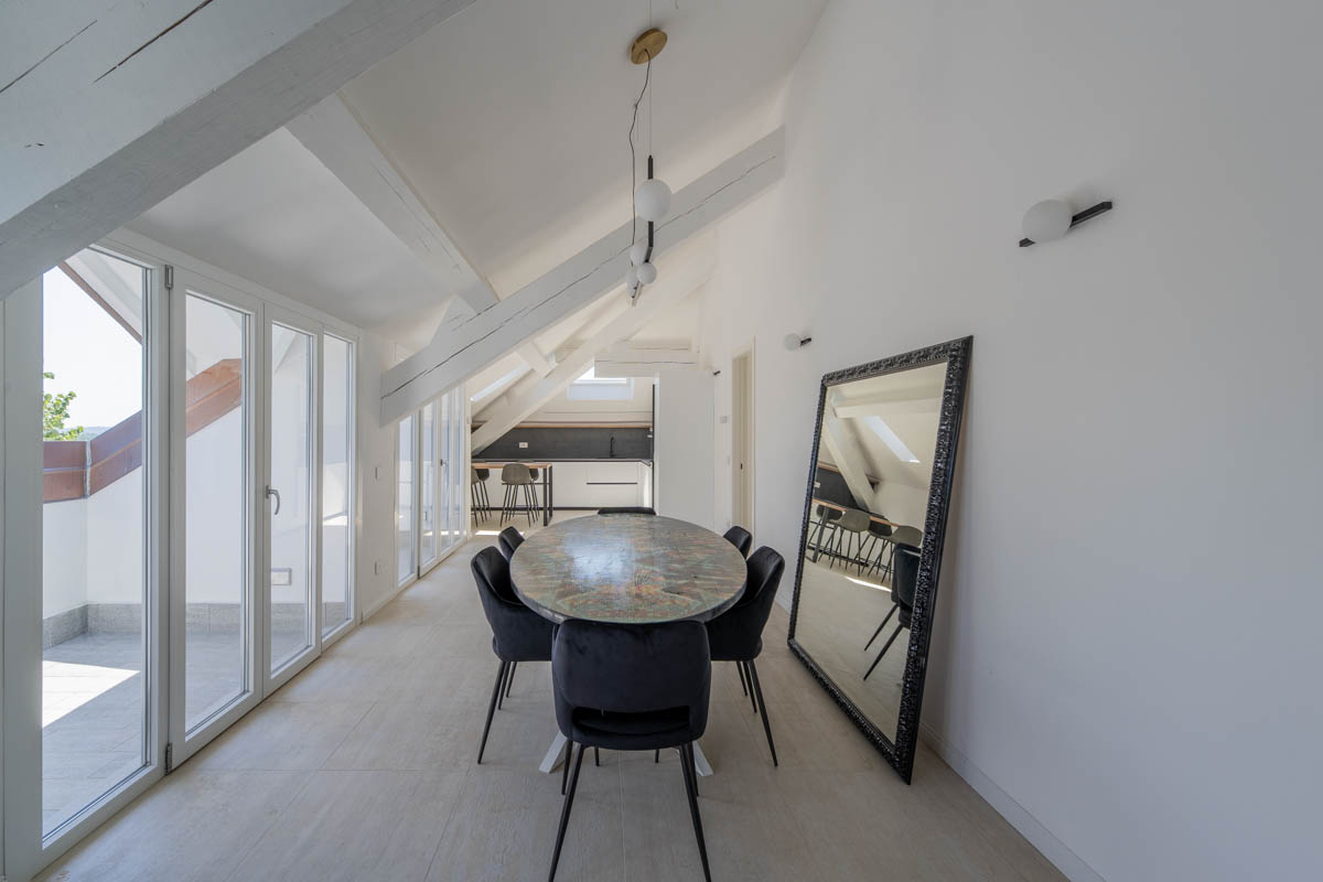 Den See stilvoll genießen: charmantes Penthouse in Angera