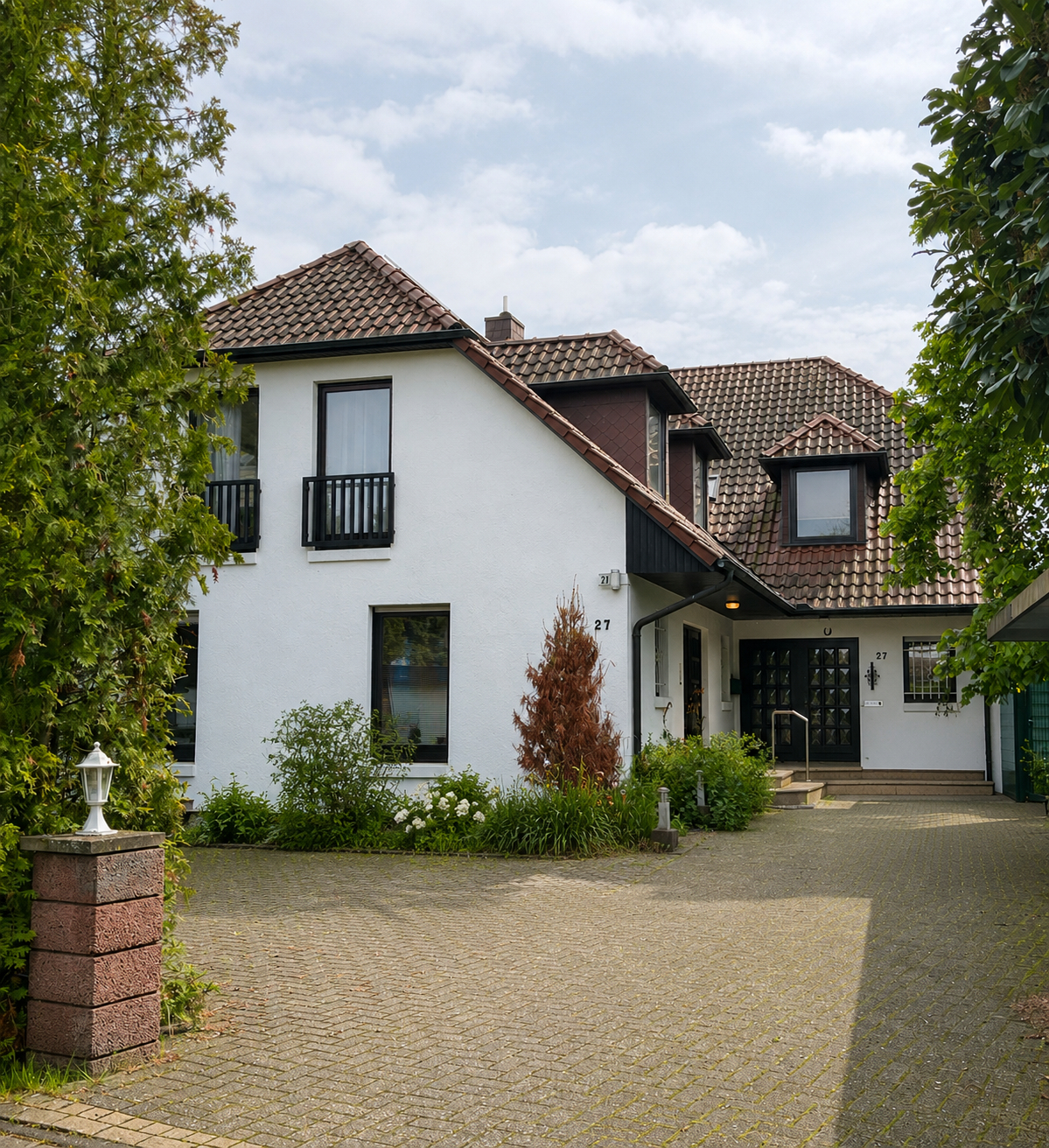 Leerstehendes Mehrfamilienhaus