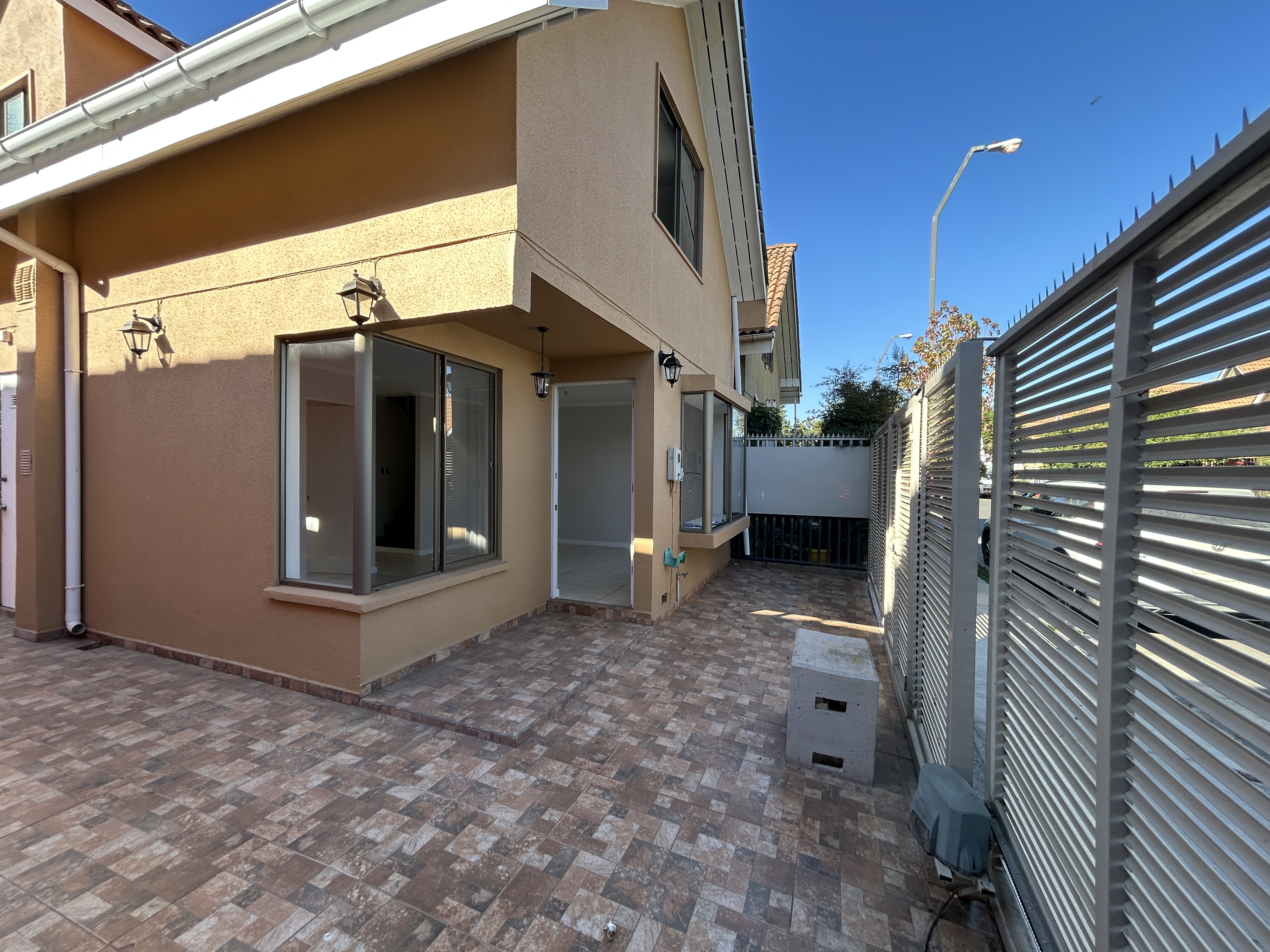Casa 3D 3B en Peñaflor, 91 m2 construidos con quincho y 3 estacionamientos