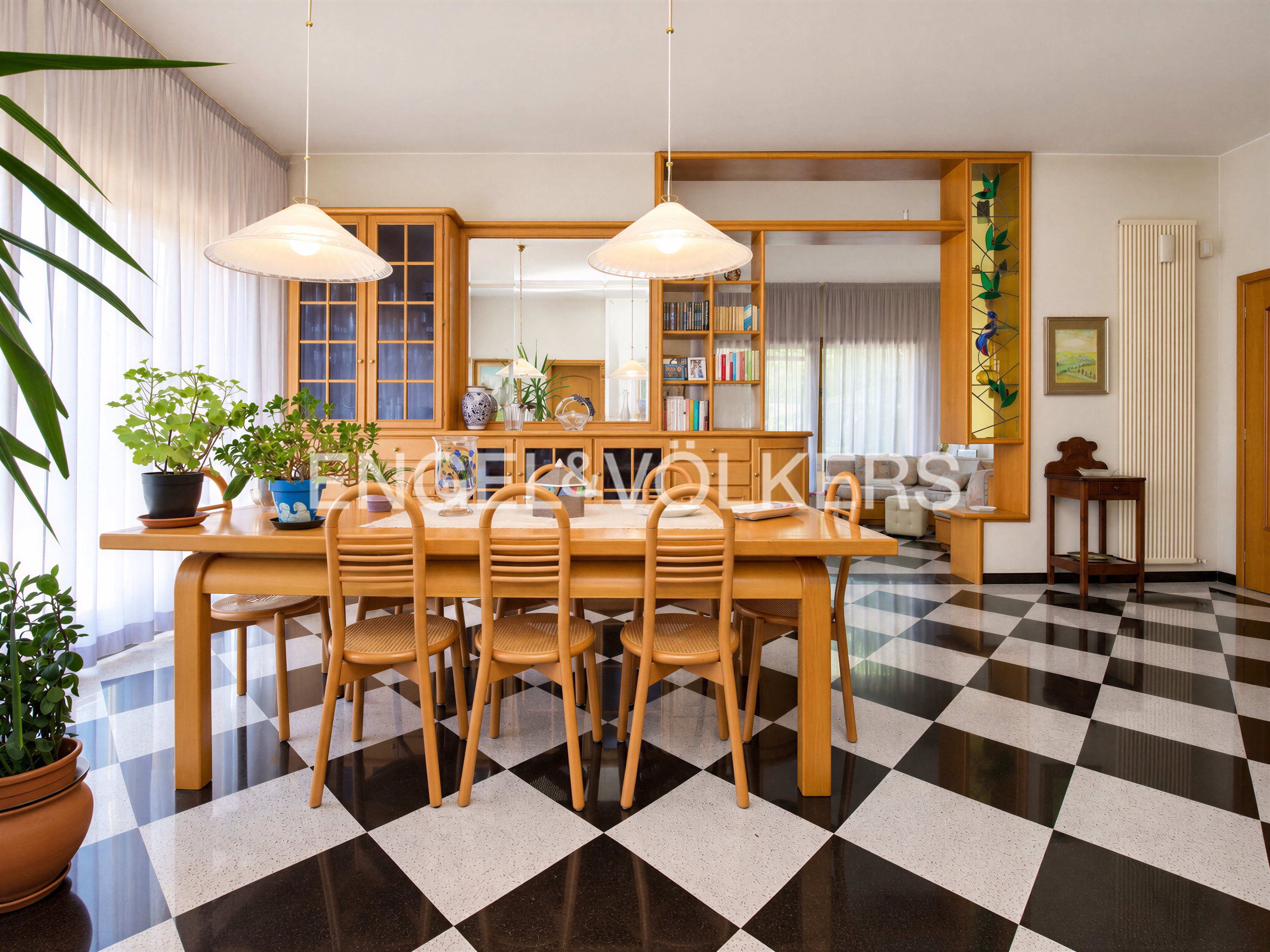 Detached 250 sq m villa with private grounds in Silla