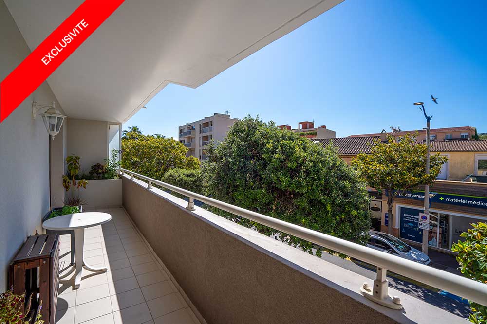 Dual-aspect apartment in the heart of the city center