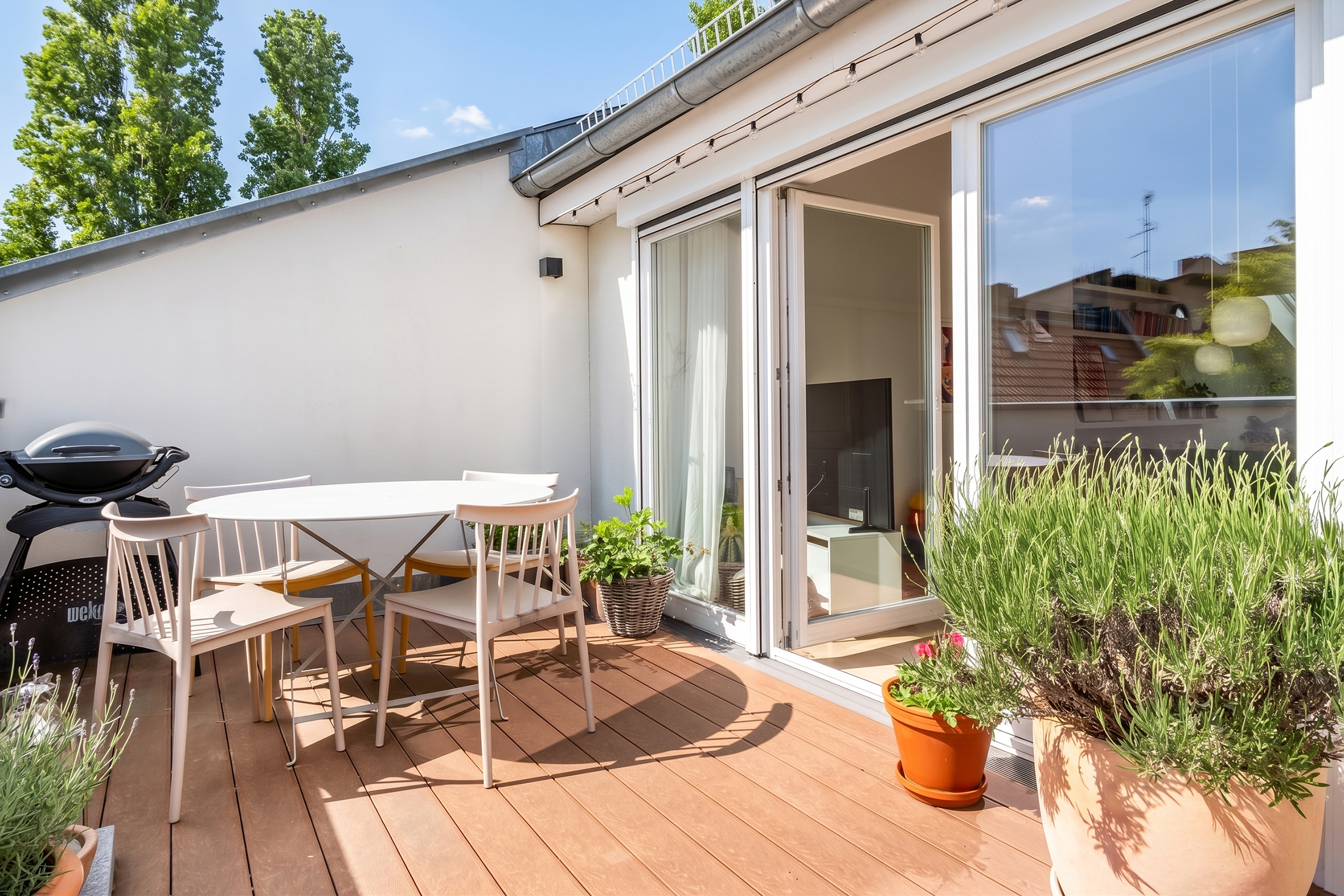 Modern 3-room penthouse apartment with two sunny terraces in Wrangelkiez