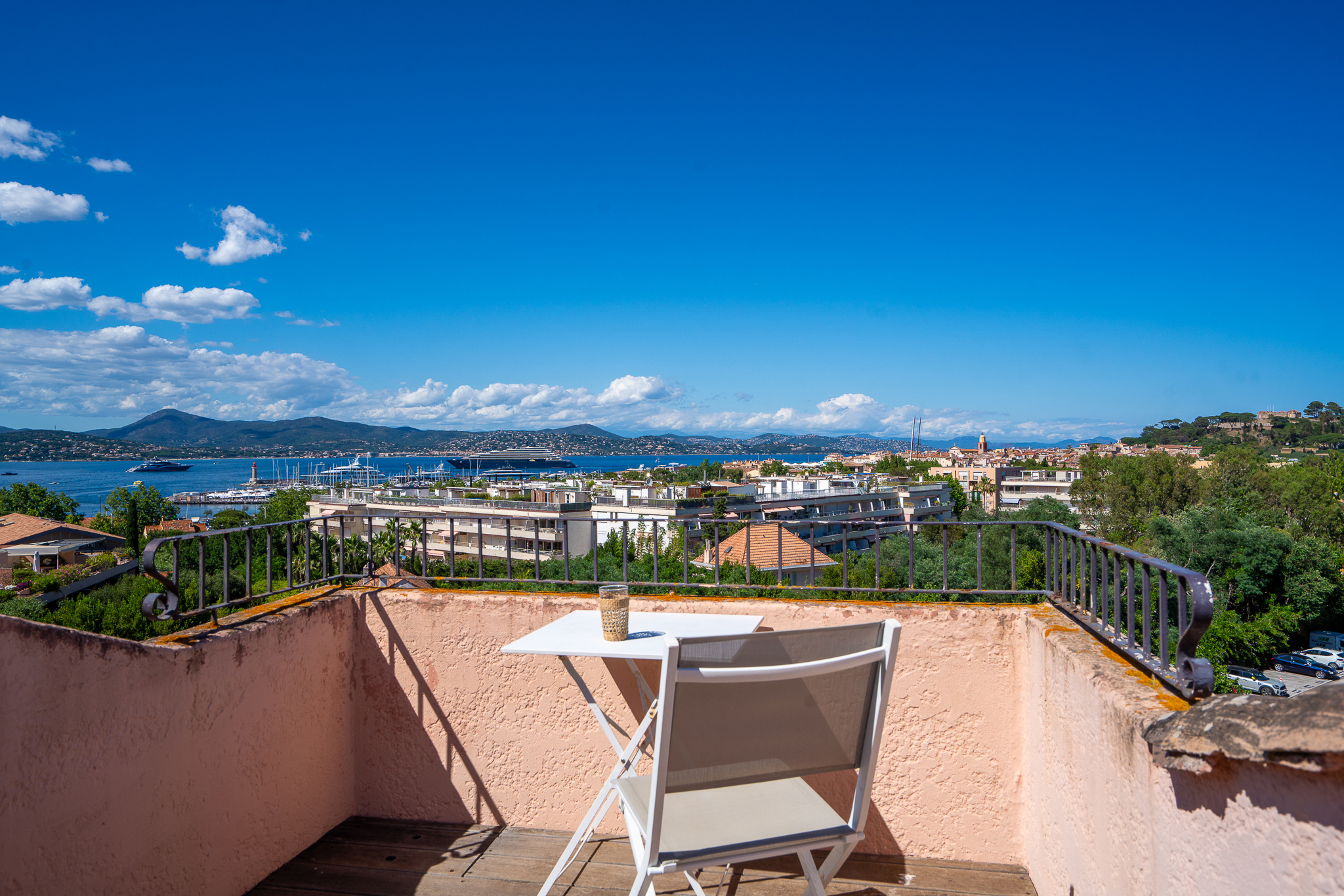 Duplex avec toit-terrasse – Vue panoramique sur Saint-Tropez