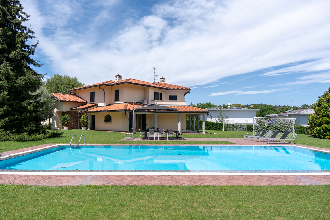 Luxury villa with park, pool, and mountain views