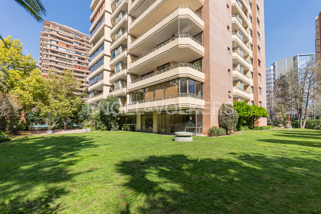 Departamento con terraza y excelente ubicación a pasos de Apoquindo
