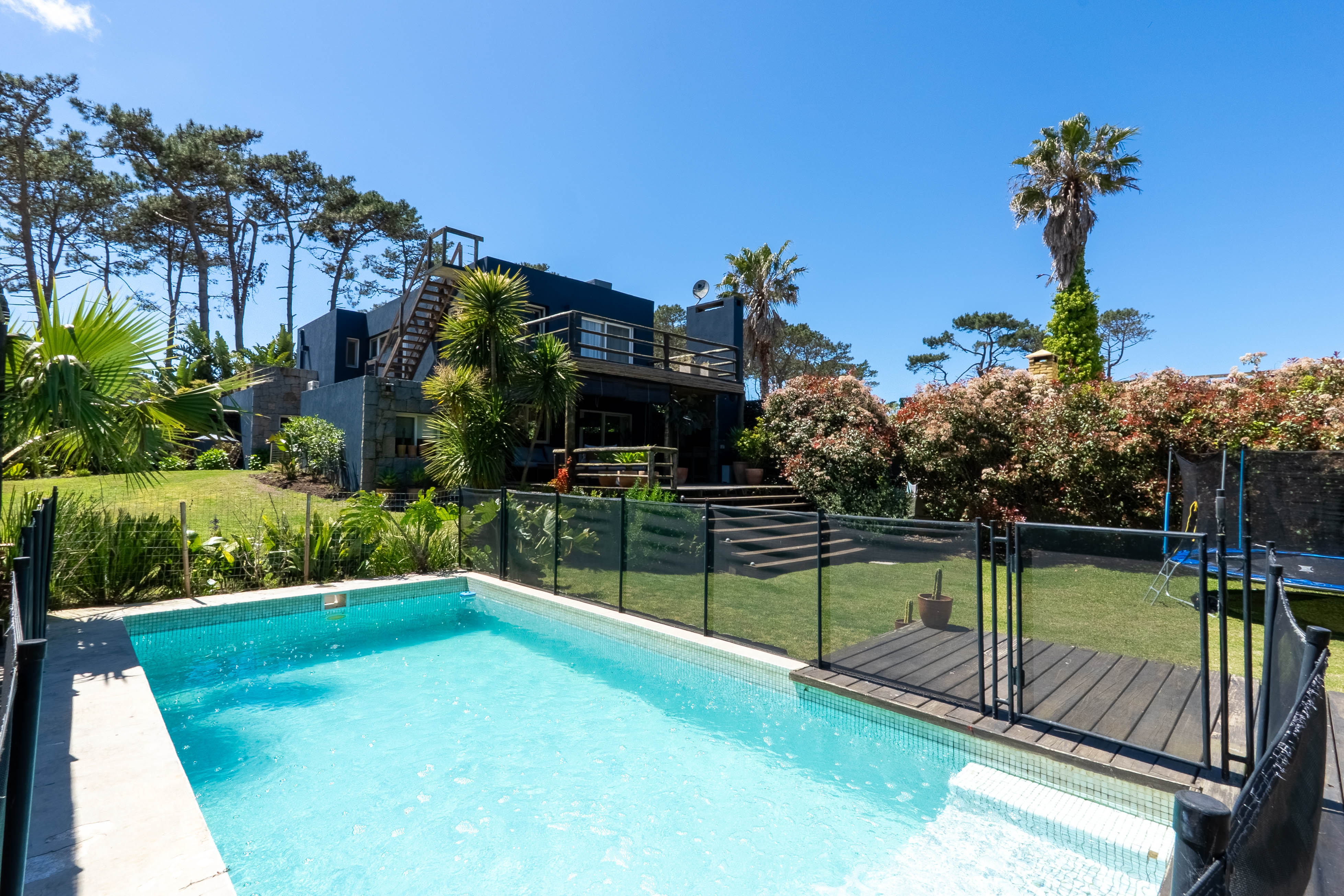 Estilo de vida costero todo el año: propiedad en excelente estado y jardín privado