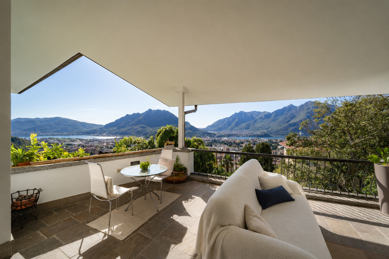 Exclusive Villa mit Innenpool und Panoramablick auf den Comer See