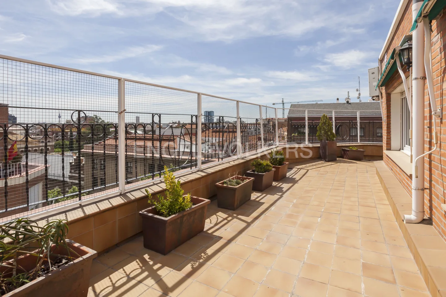 Wonderful penthouse in Almagro in classic building with garage space