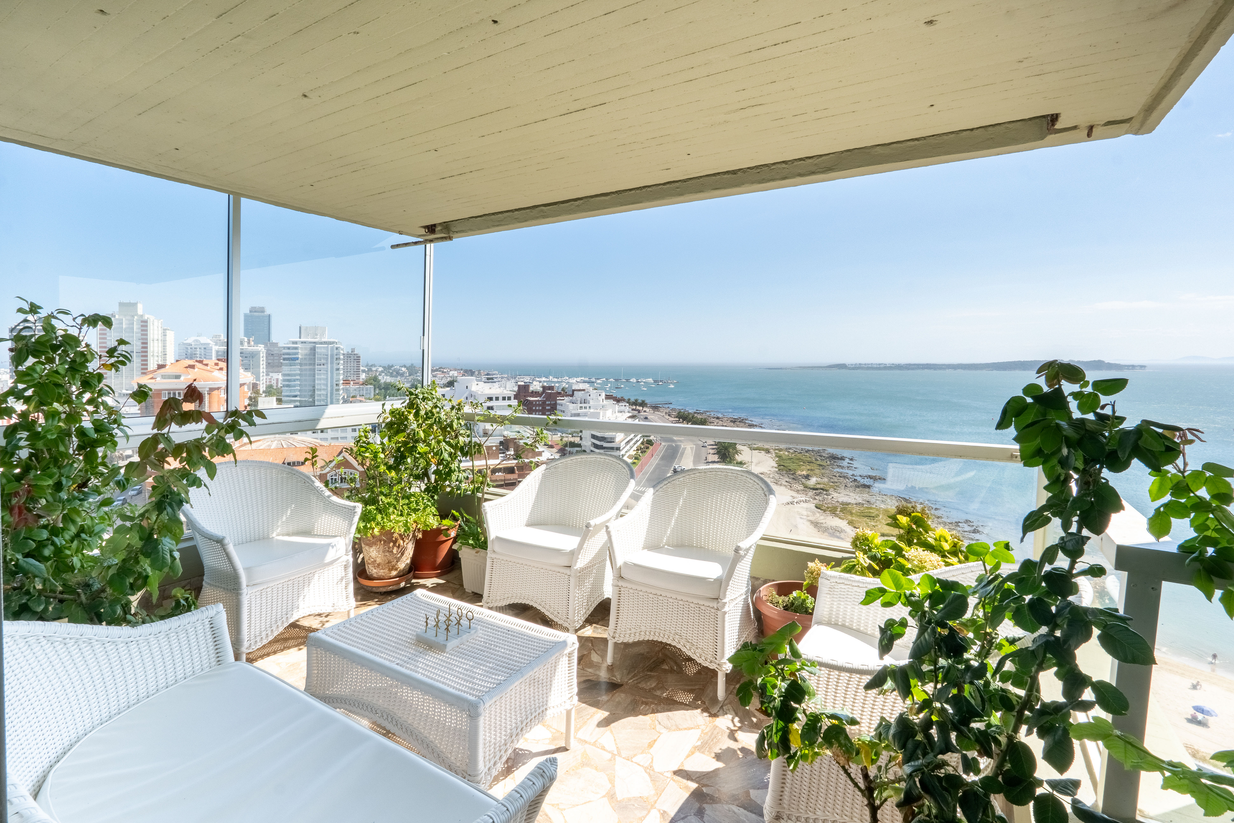 Exclusividad, amplitud y vistas panorámicas en primera línea de Punta del Este