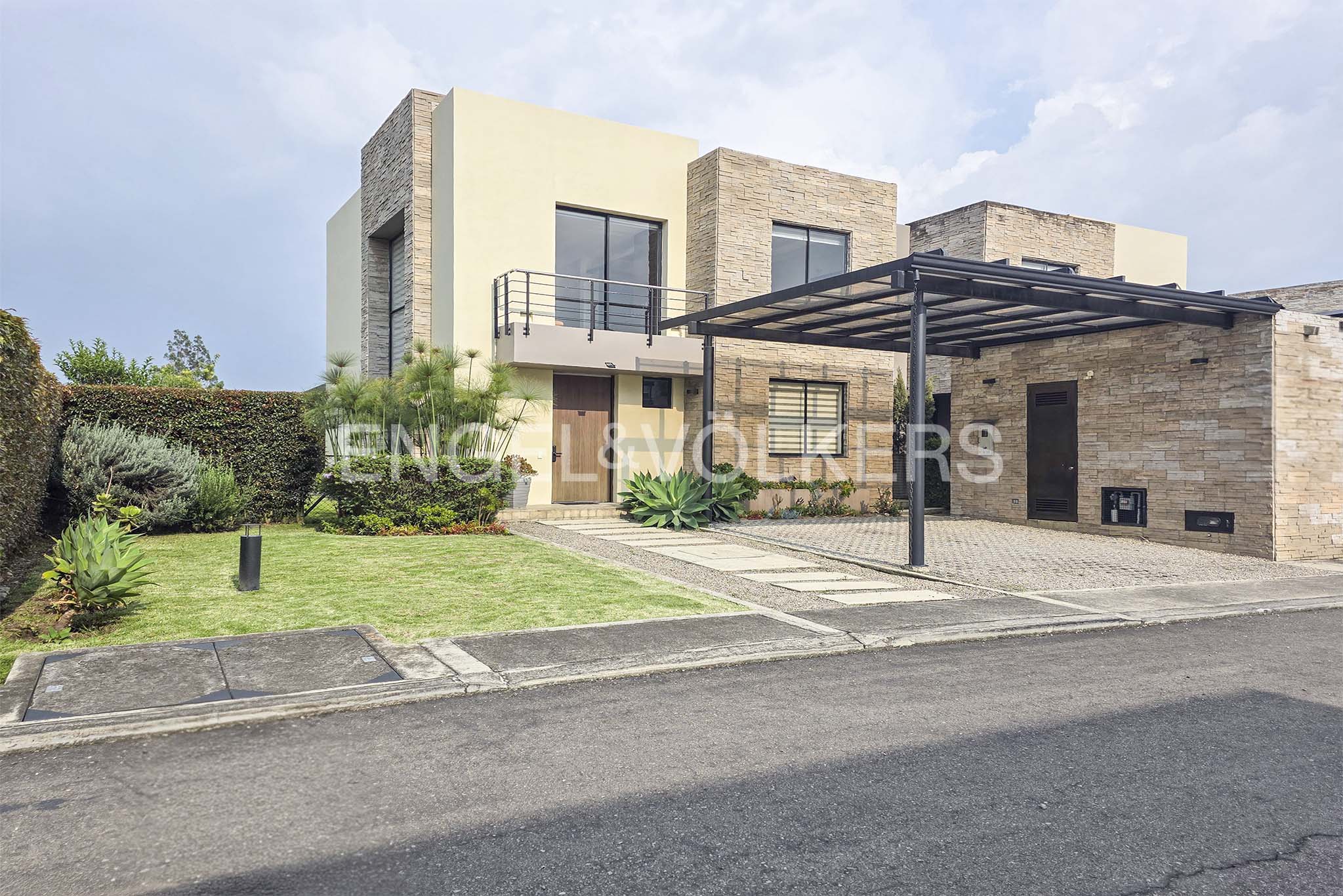 Moderna casa con pérgola para arriendo en Cajicá
