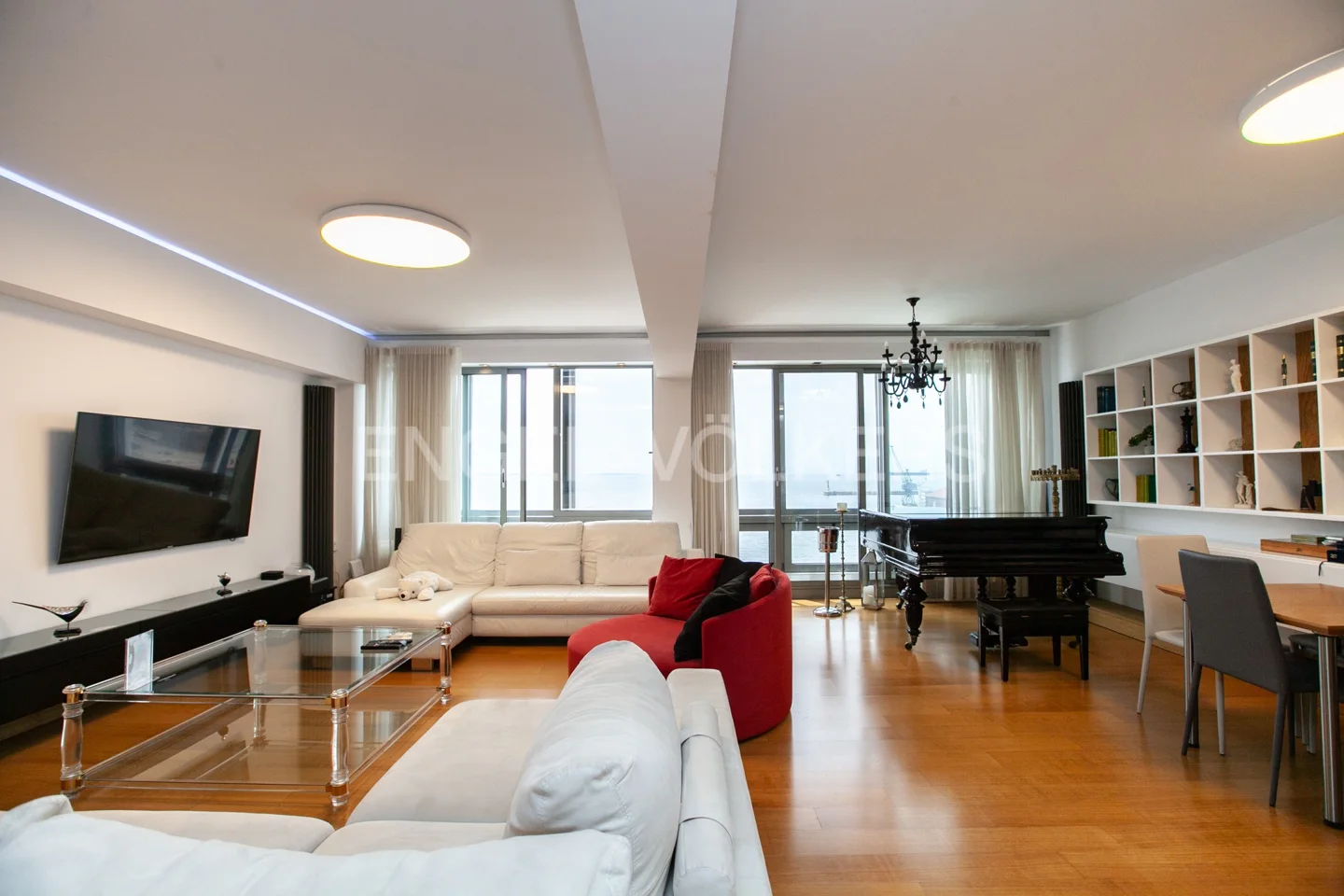 Unique apartment 142 sqm at the sea front of the city