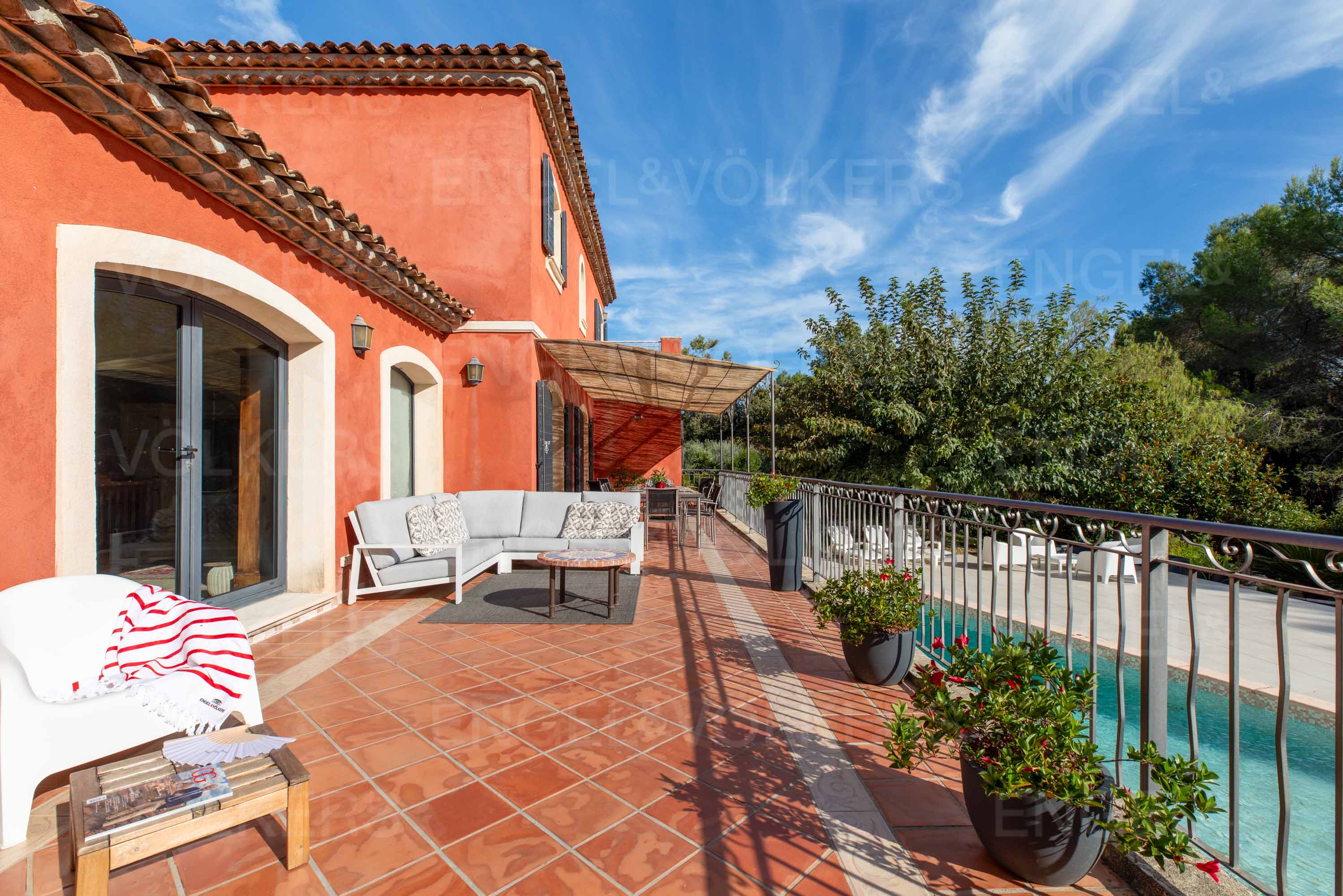 Neo-Provencal villa in a sought-after residential area, absolute calm, Biot