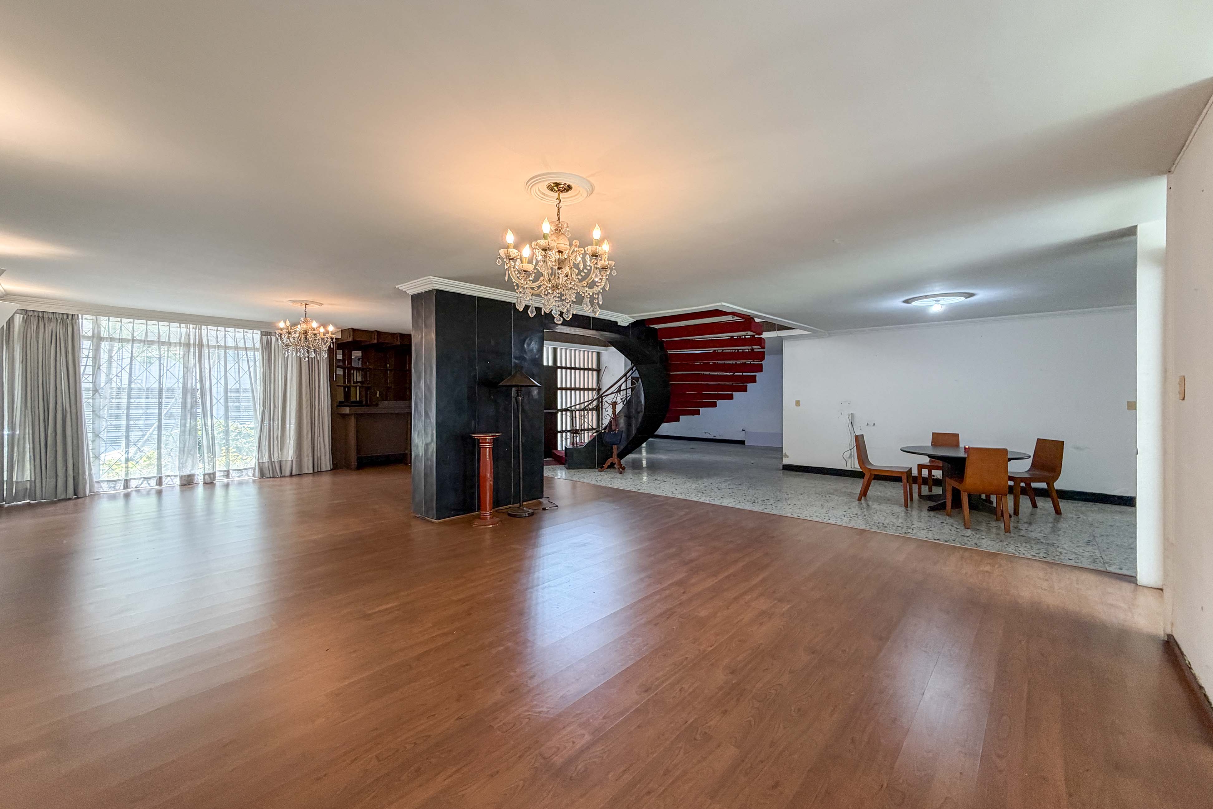 Casa con balcón para venta en Laureles