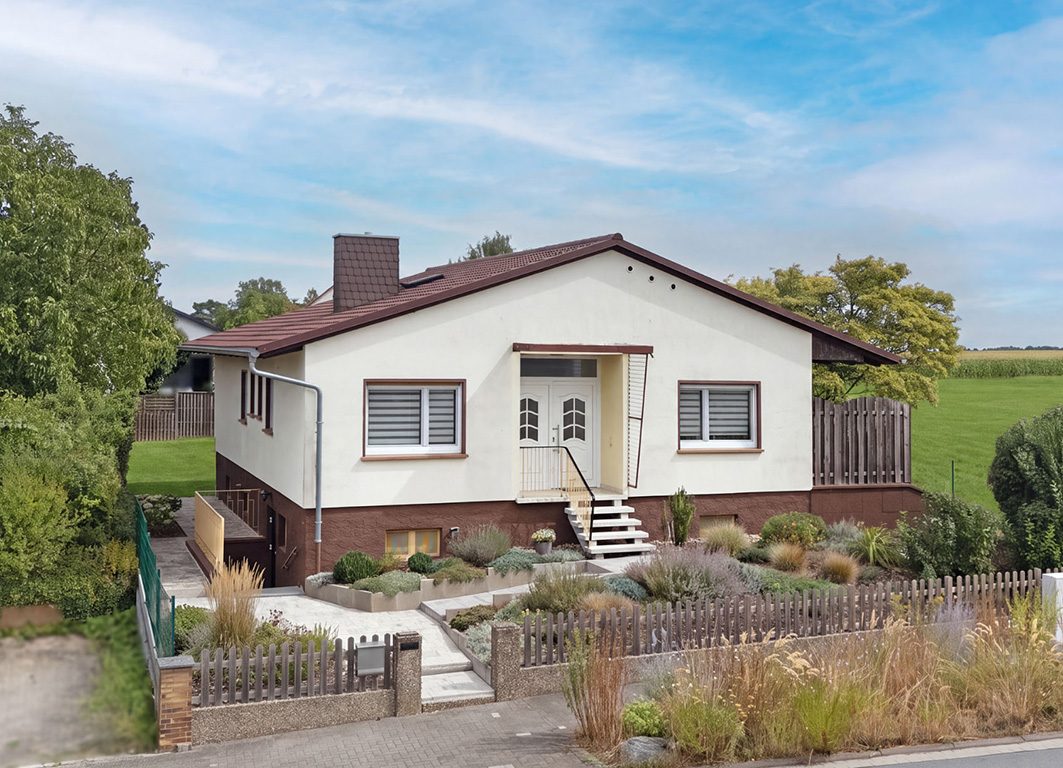 Teilsanierter Bungalow am Feldrand – Wohnen auf einer Ebene mit Weitblick [AI-modified]