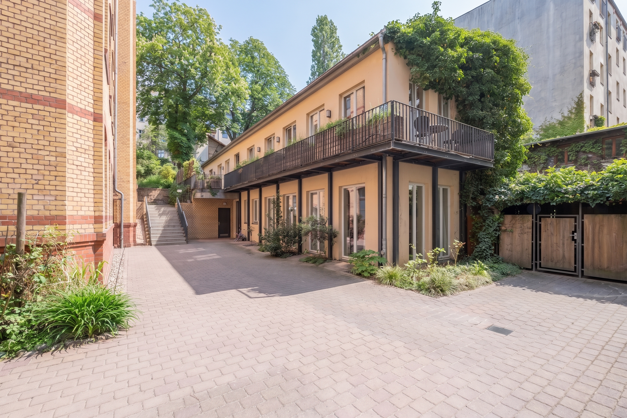 Oasis in the heart of the city – unique carriage house for living & working