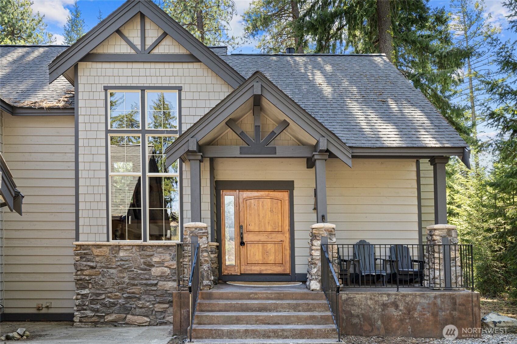 Stunning golf course retreat offering year-round sunshine!