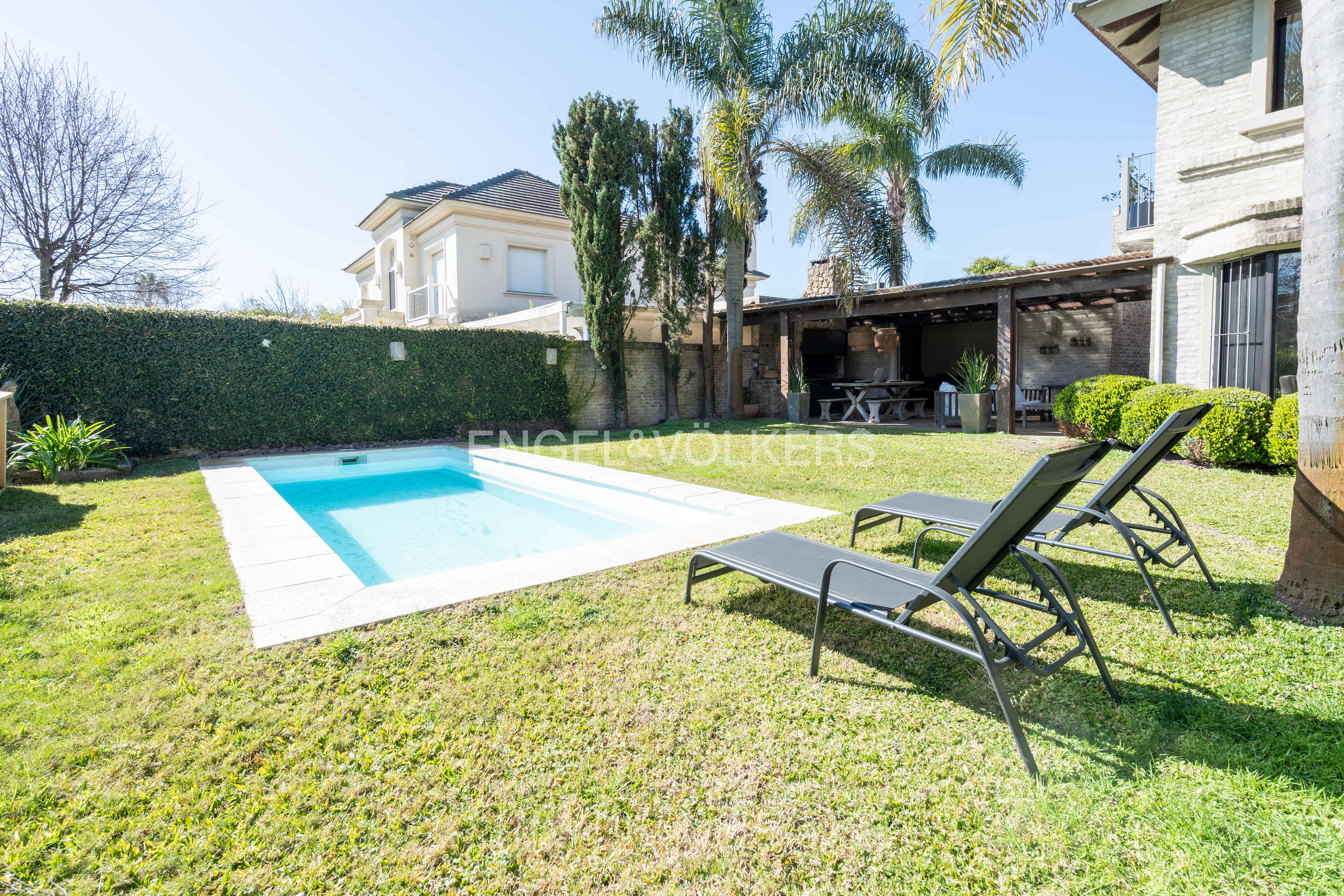 Alquiler de excelente casa de 4 dormitorios en Jardines de Carrasco