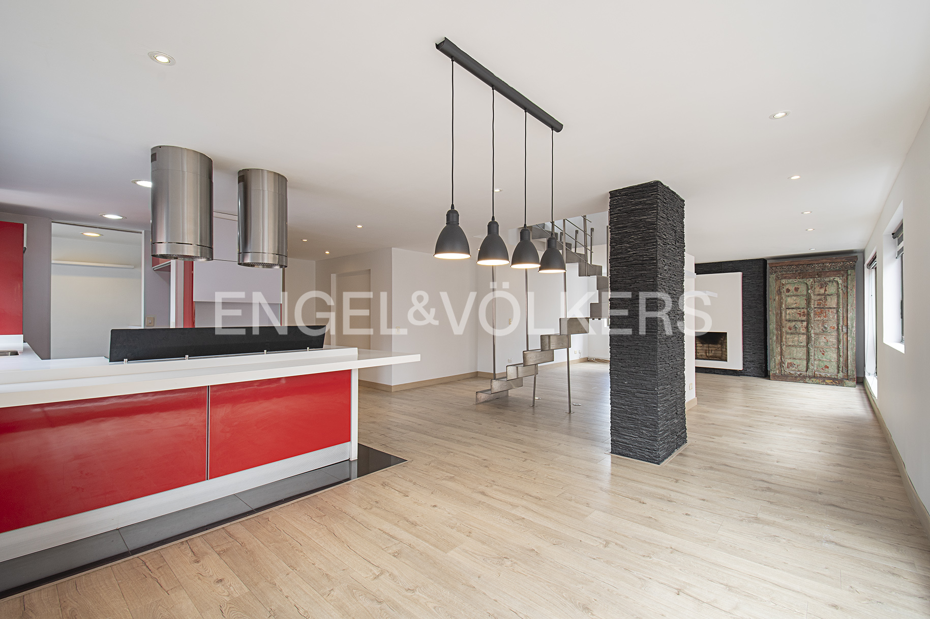 Penthouse remodelado con terraza para arriendo en Santa Bárbara