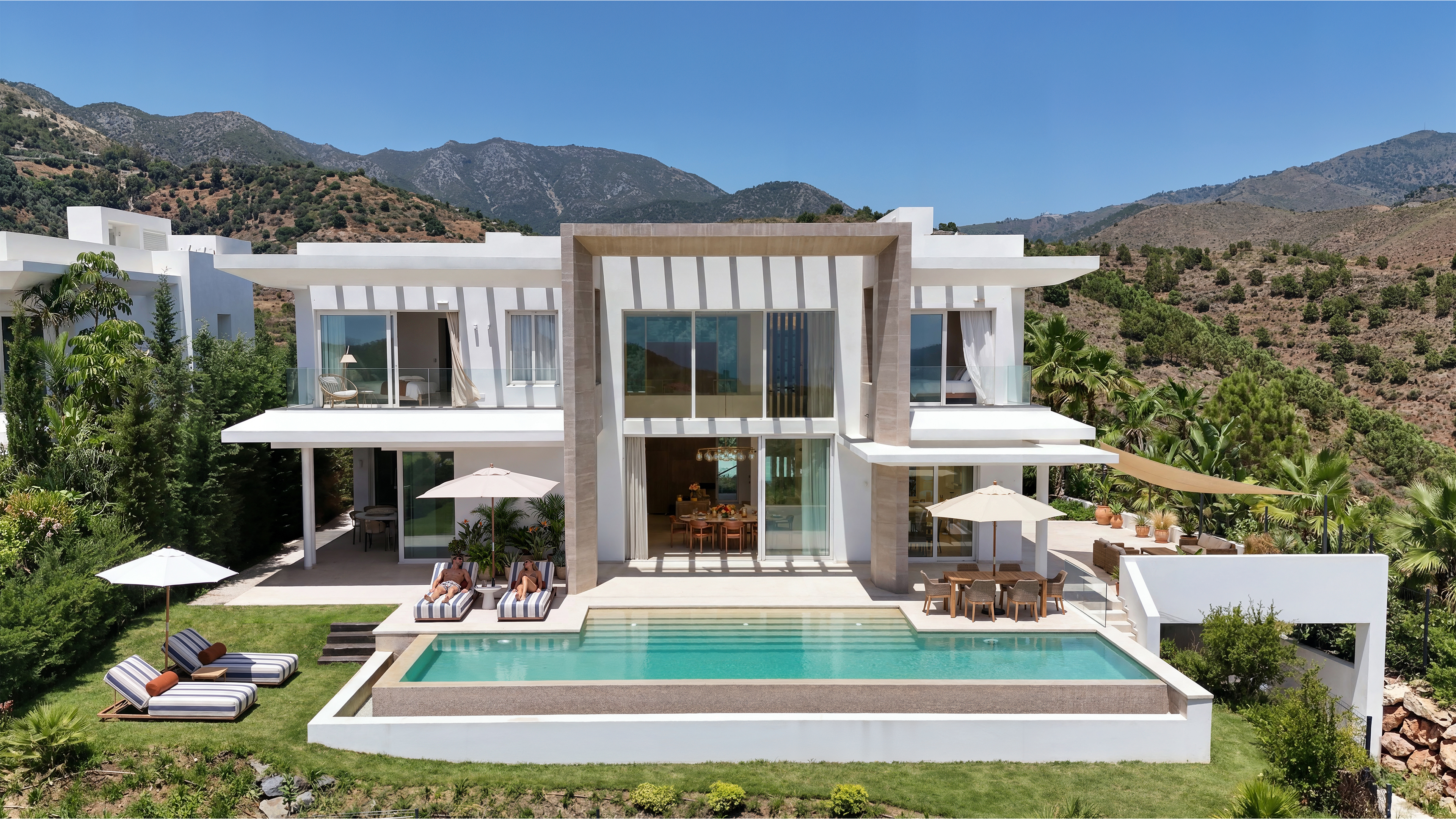 Villa mit doppelt so hoher Deckenhöhe im Wohnbereich und Panoramablick auf das Meer in Palo Alto