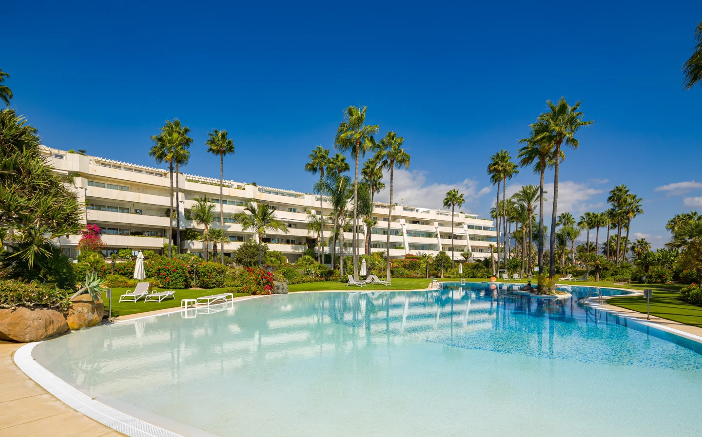 Puerto Banús: Exclusive Beachfront Apartment with Views and Luxury Amenities in prime Location