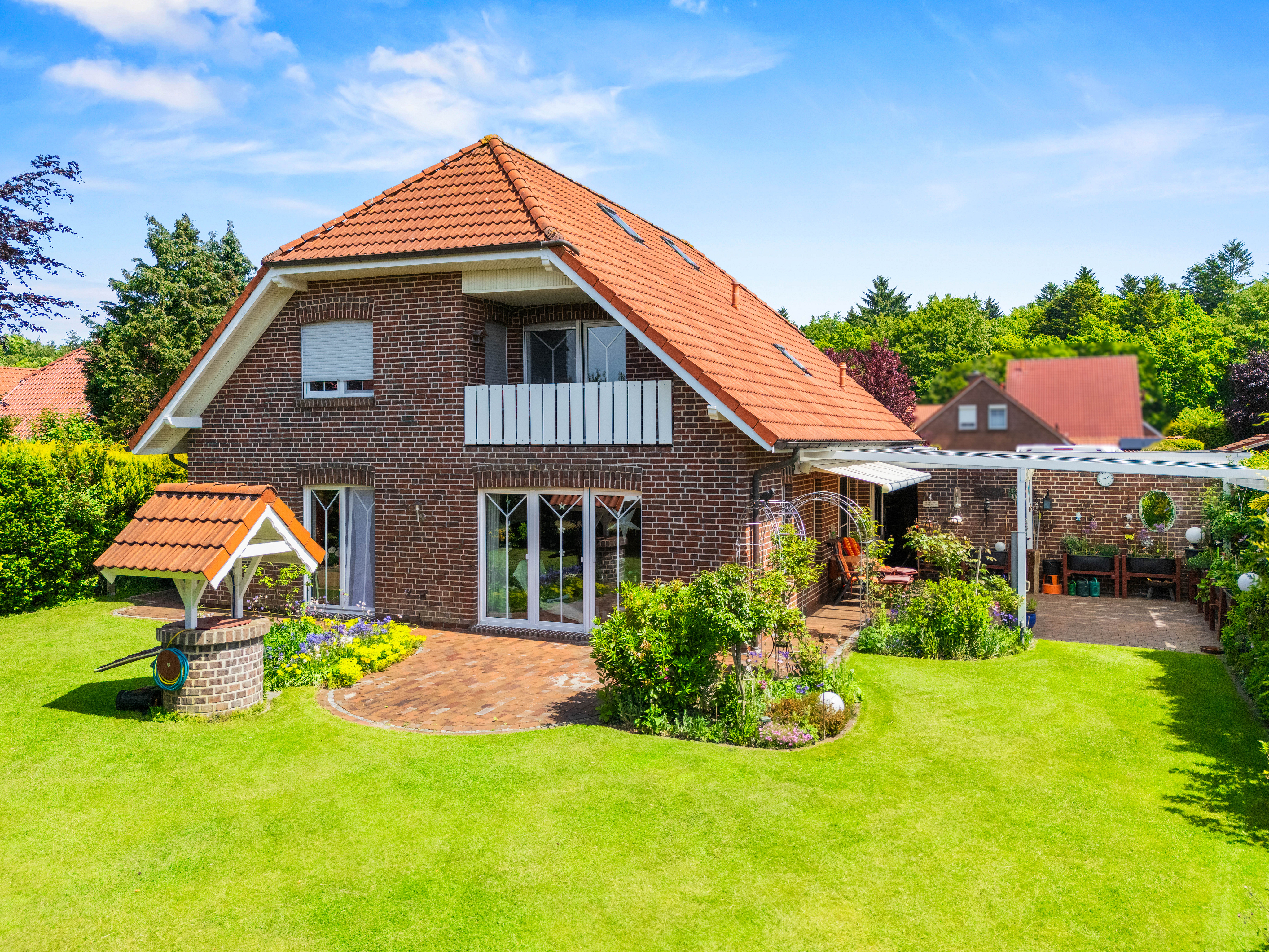 Hage: Großzügiges Einfamilienhaus mit vermieteter ELW, Doppelcarport und Wohnmobil-Stellplatz