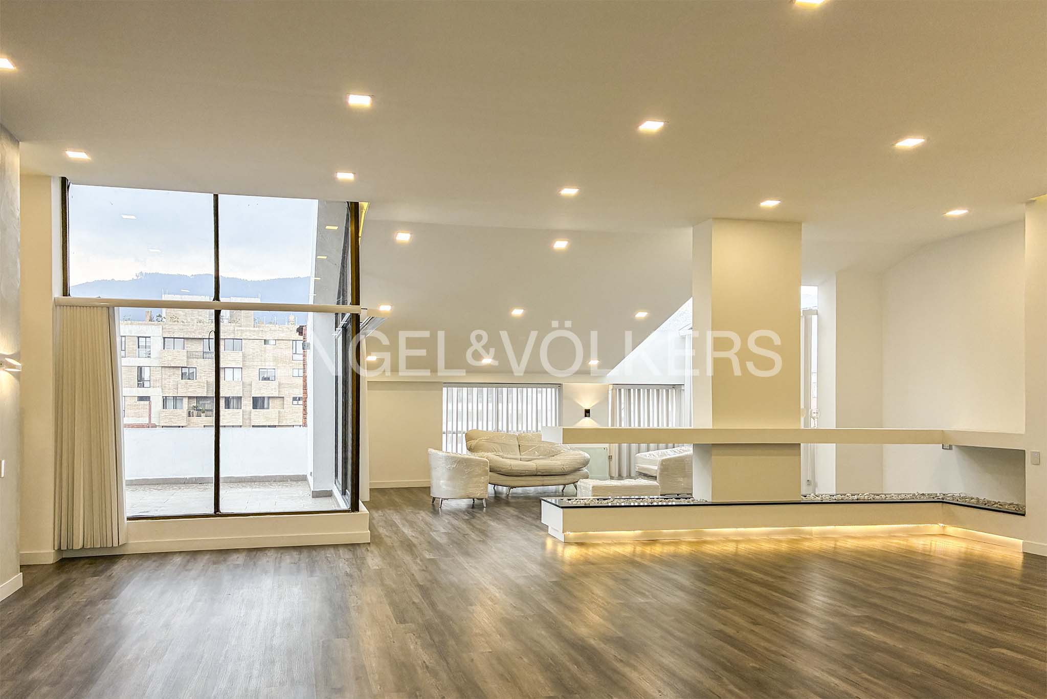 Penthouse remodelado con terraza en arriendo en la Carolina